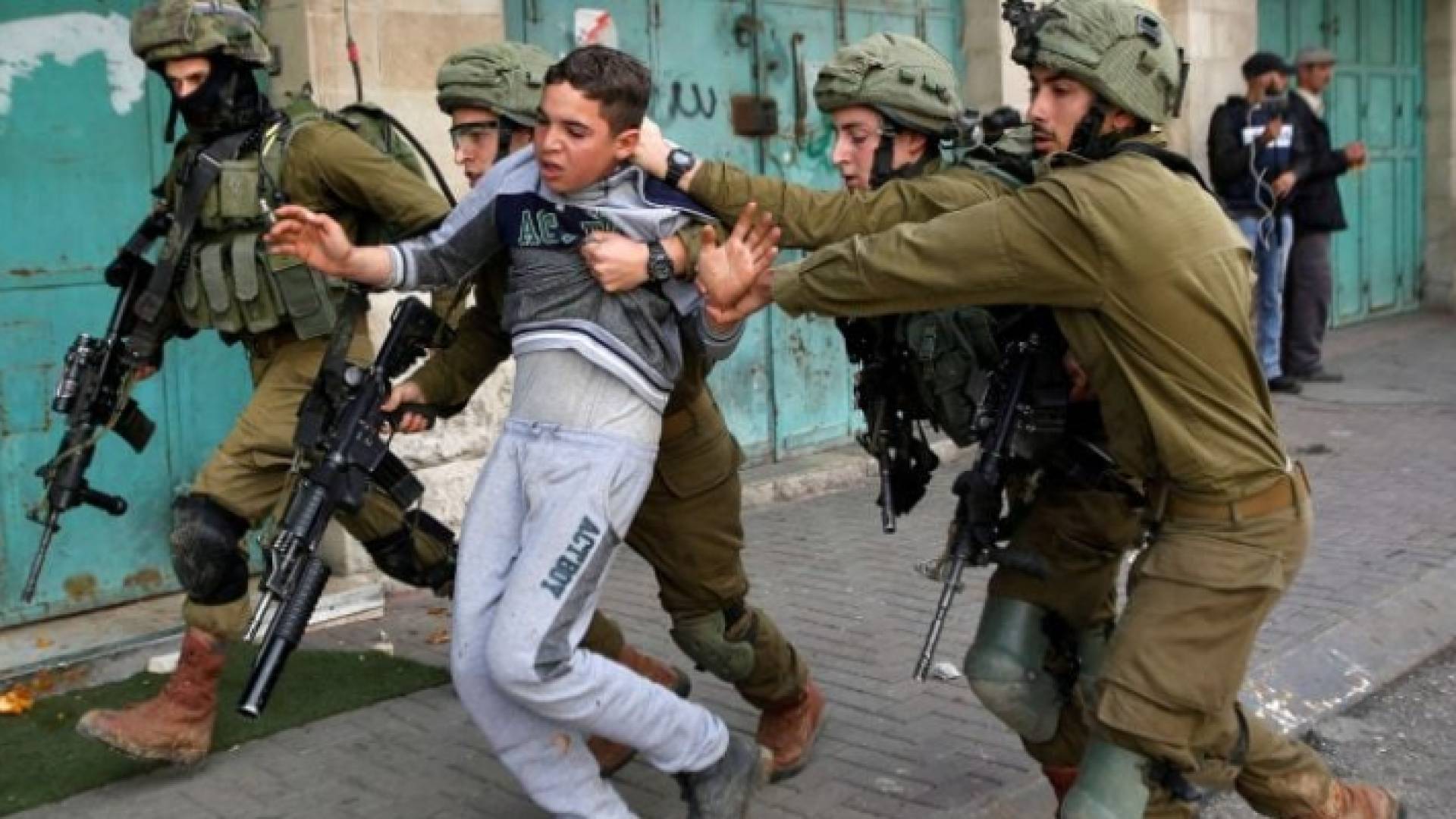 قوات الاحتلال تعتقل طفلا فلسطينيا - أرشيفية