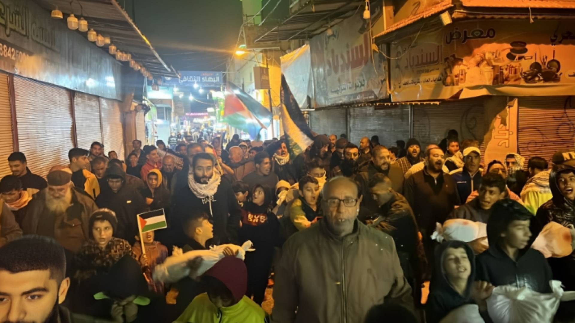 مسيرة حاشدة تساند أهل غزة في مخيم إربد