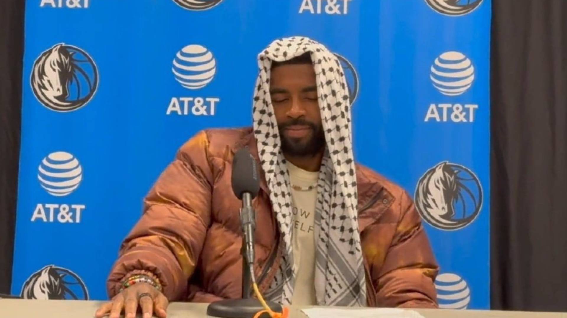 كايري ايرفينغ مرتديا الكوفية الفلسطينية