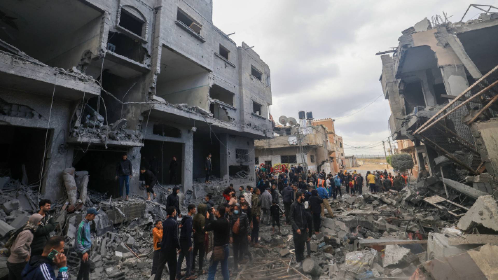 فلسطينيون في غزة فوق انقاض منزلهم في غزة