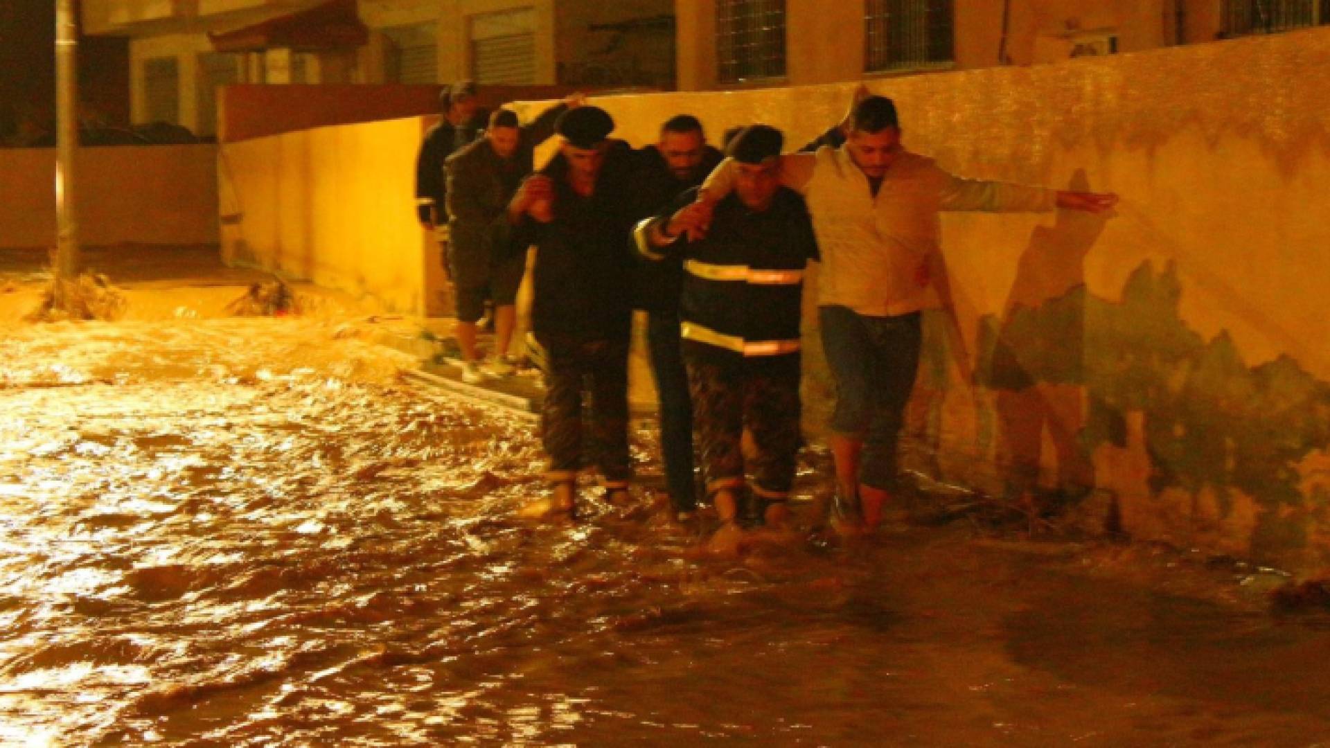 كوادر الدفاع المدني تنقذ أشخاصا داهمتهم السيول
