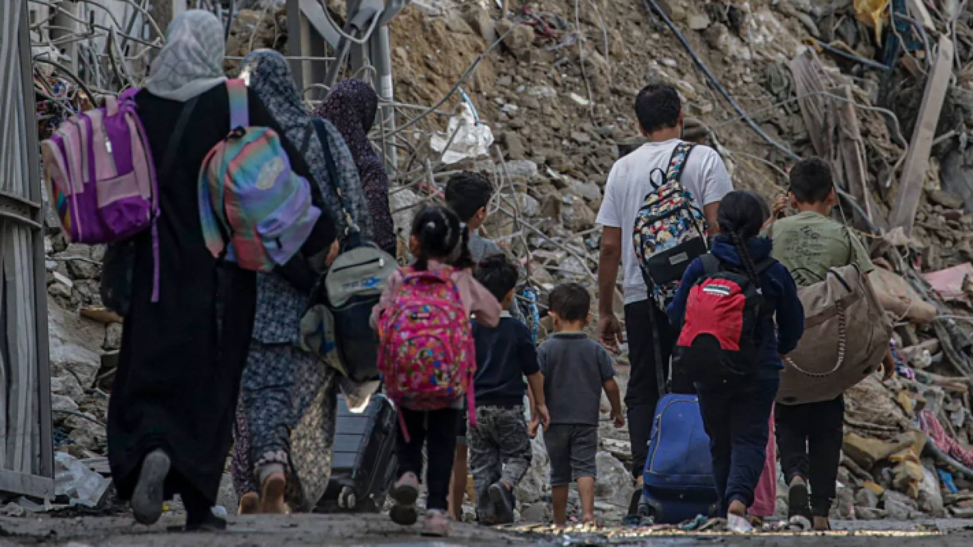 غزيون ينزحون قسريا من مساكنهم في ظل عدوان الاحتلال على القطاع