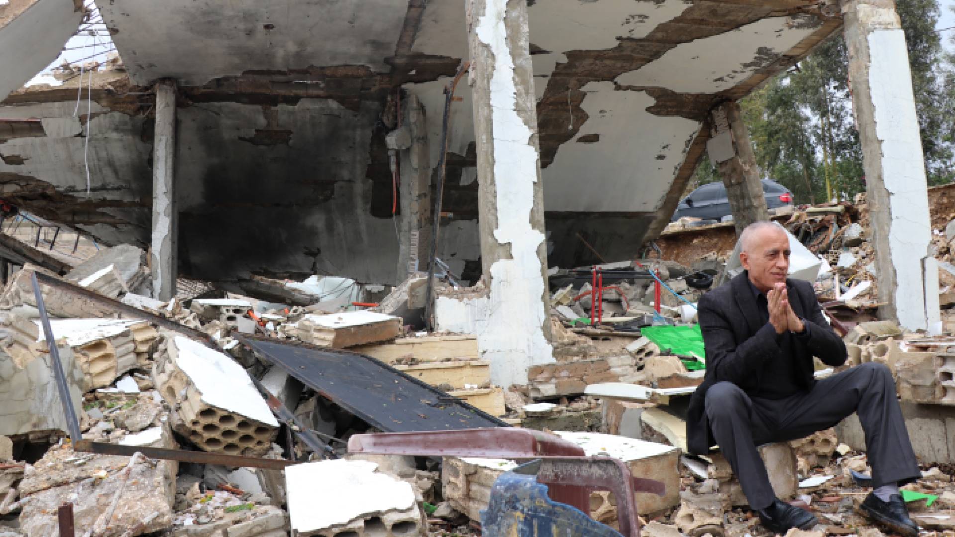 لبناني على أنقاض منزله بالقرب من الحدود اللبنانية الجنوبية