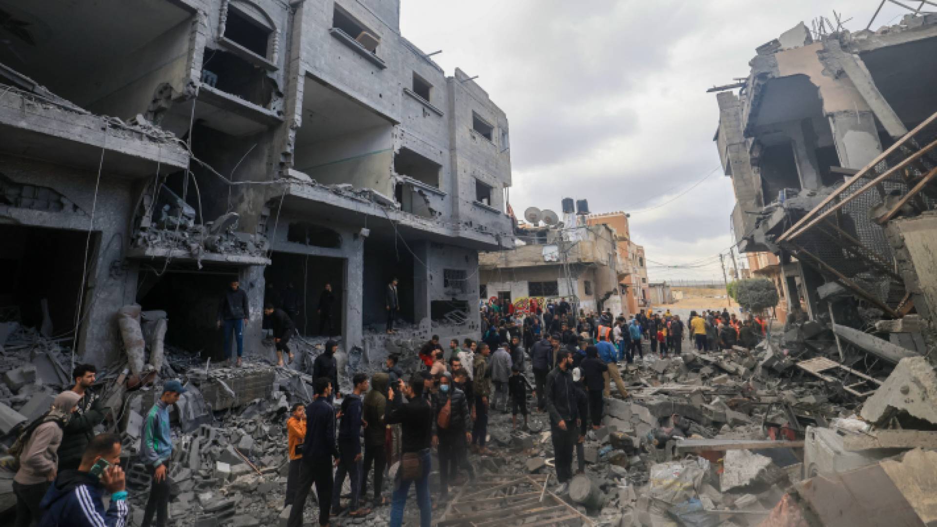 فلسطينيون عقب الدمار في غزة