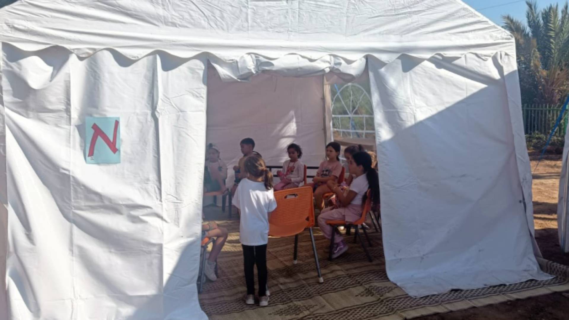 مستوطنون من غلاف غزة يتلقون تعليمهم داخل خيمة