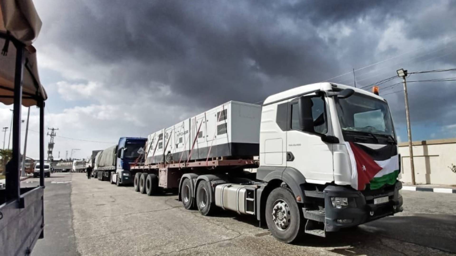 شاحنات تحمل معدات المستشفى