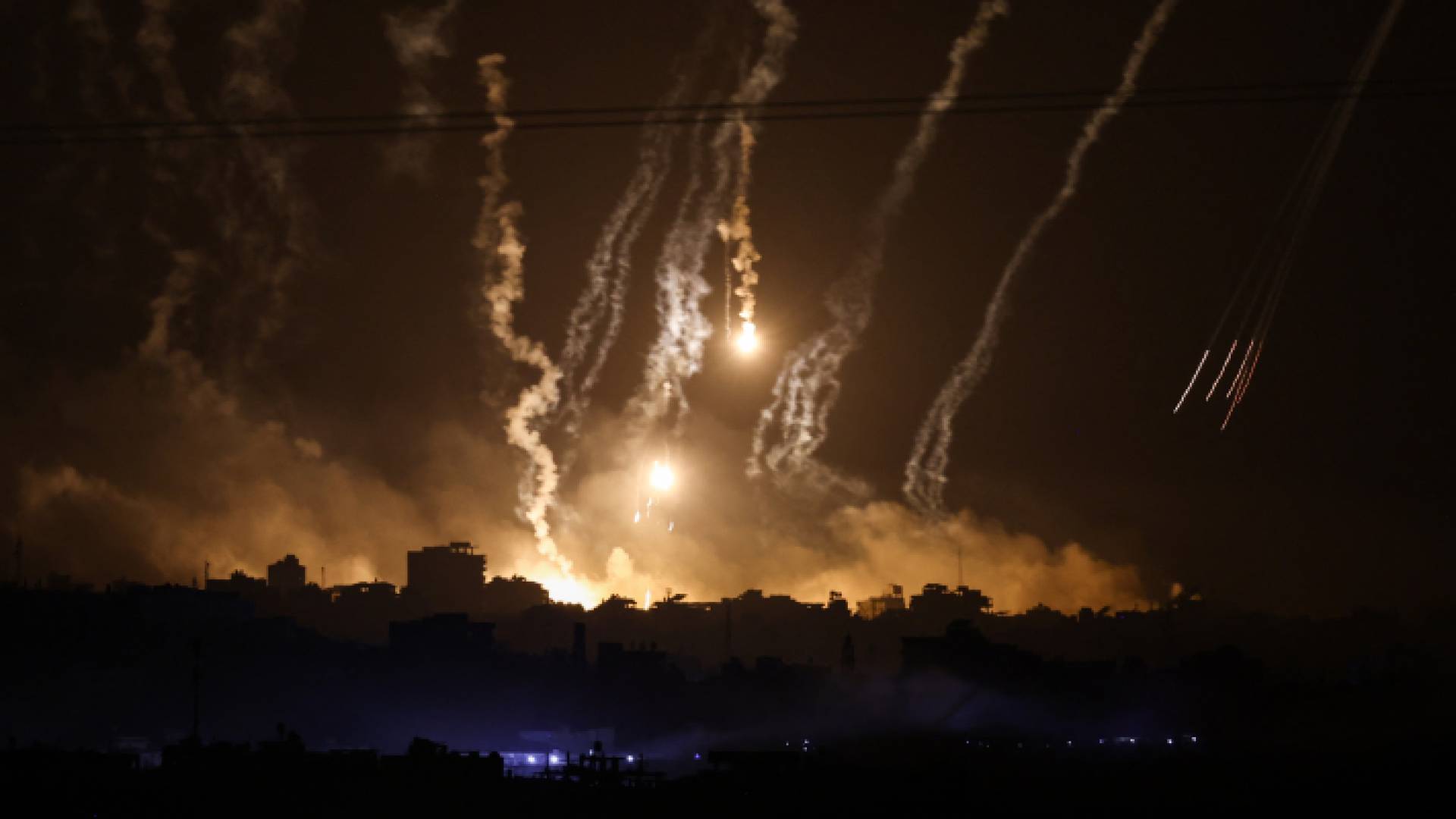 إلقاء قنابل مضيئة وفسفور على قطاع غزة