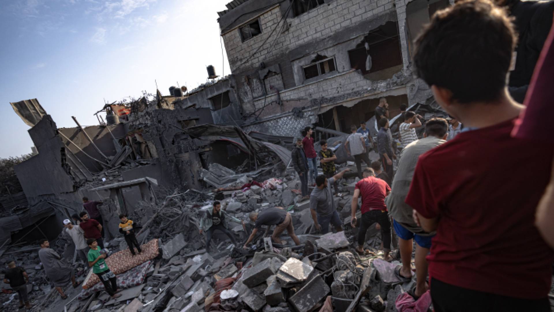 فلسطينيون يرفعون أنقاض منزل في قطاع غزة