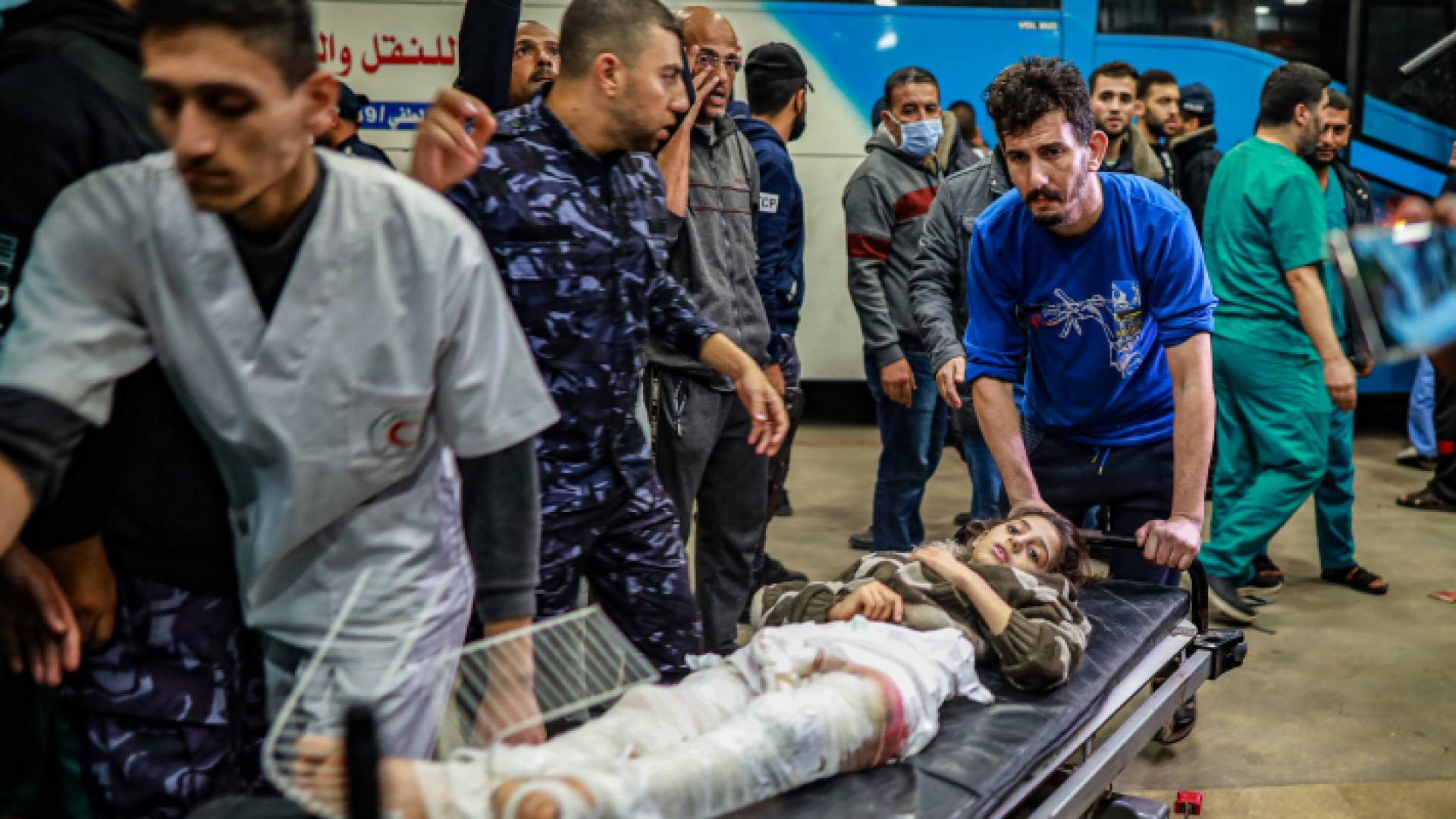 كوادر في المستشفى الإندونيسي تنقل طفلة مصابة بعد تعرضها لقصف الاحتلال الإسرائيلي