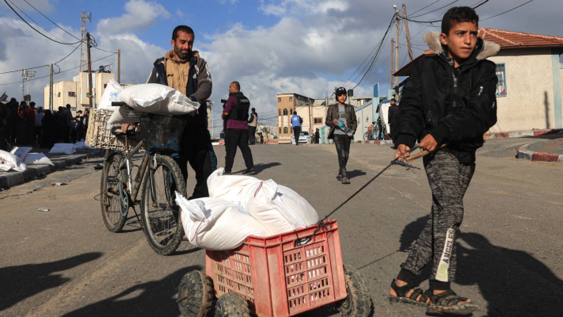 أطفال في غزة يعيشون المعاناة مع استمرار الحرب - أ ف ب