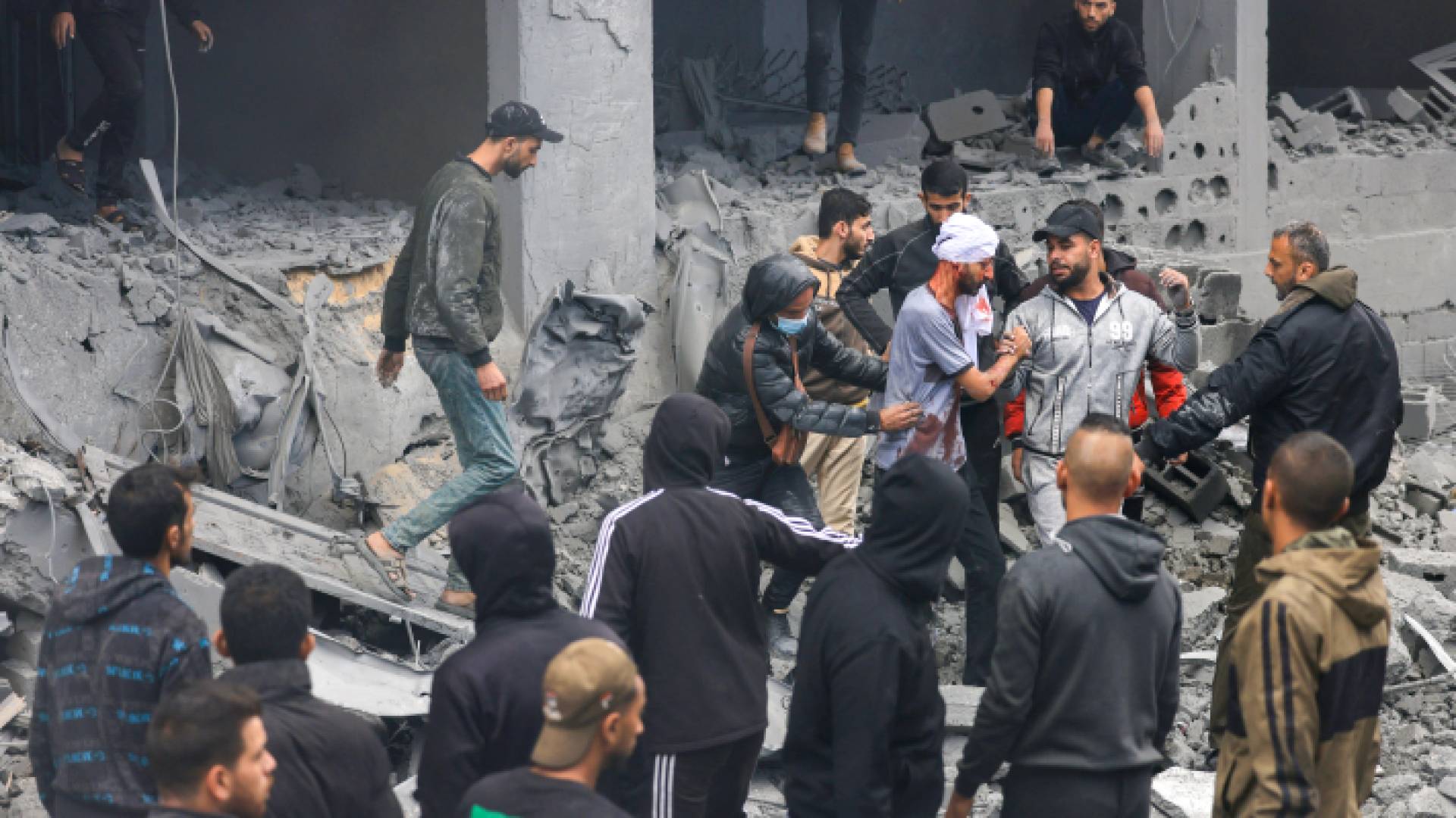 فلسطينيون بعد قصف الاحتلال الإسرائيلي