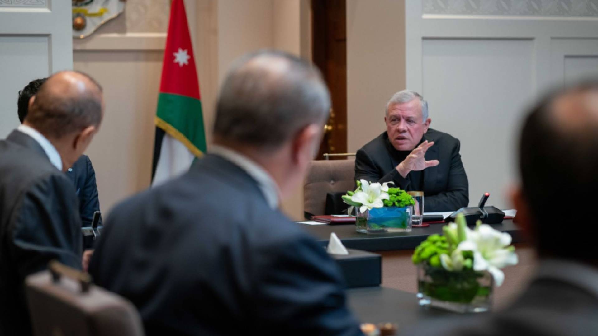 جانب من اجتماع جلالة الملك مع رئيس الوزراء بشر الخصاونة والوزراء المعنيين في تنفيذ رؤية التحديث الاقتصادي