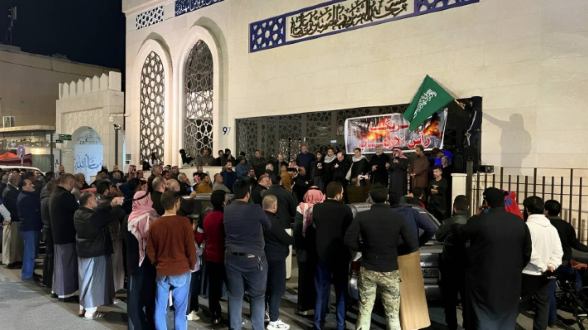 وقفة تضامنية مع أهل غزة أمام مسجد الشريف الحسين بن علي بمعان