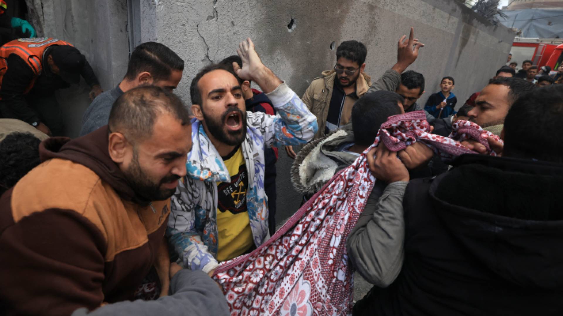 فلسطينيون عقب قصف الاحتلال الإسرائيلي منازل في قطاع غزة