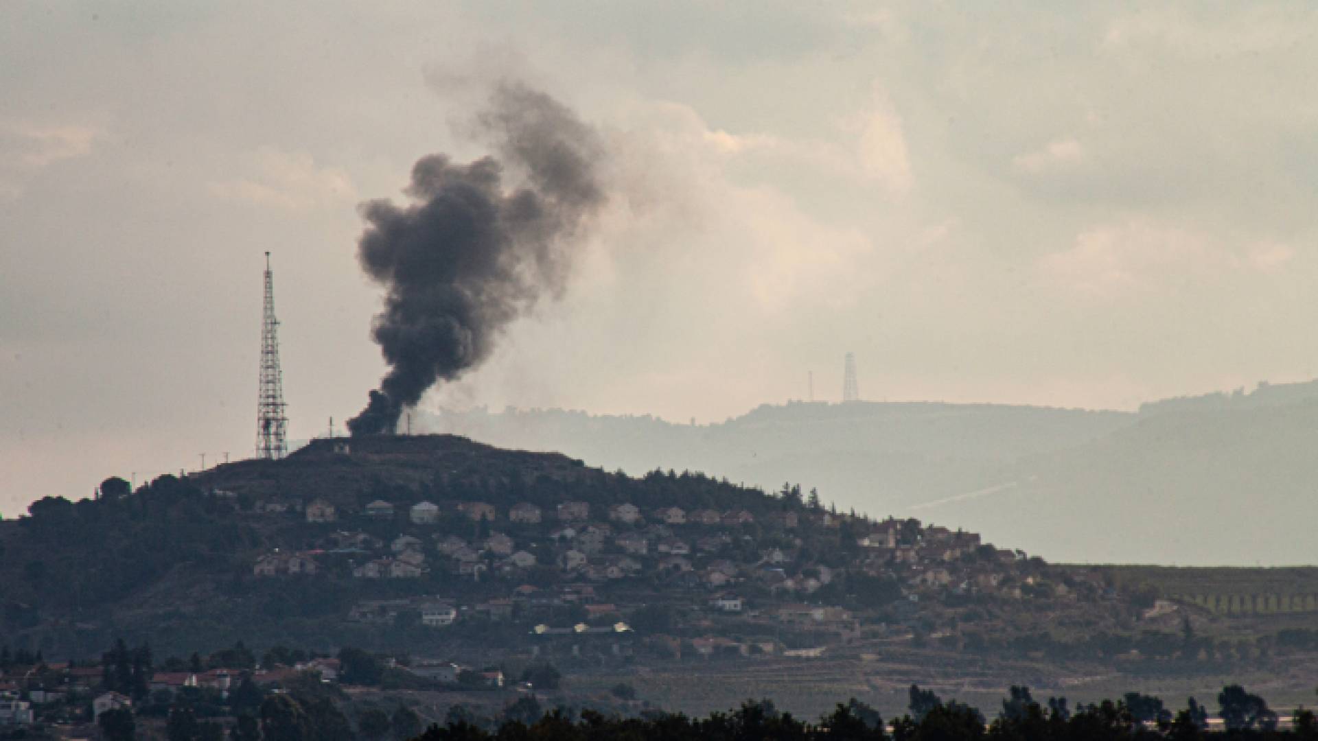دخان يتصاعد بعد قصف حزب الله لموقع عسكري يتبع الاحتلال في المطلة
