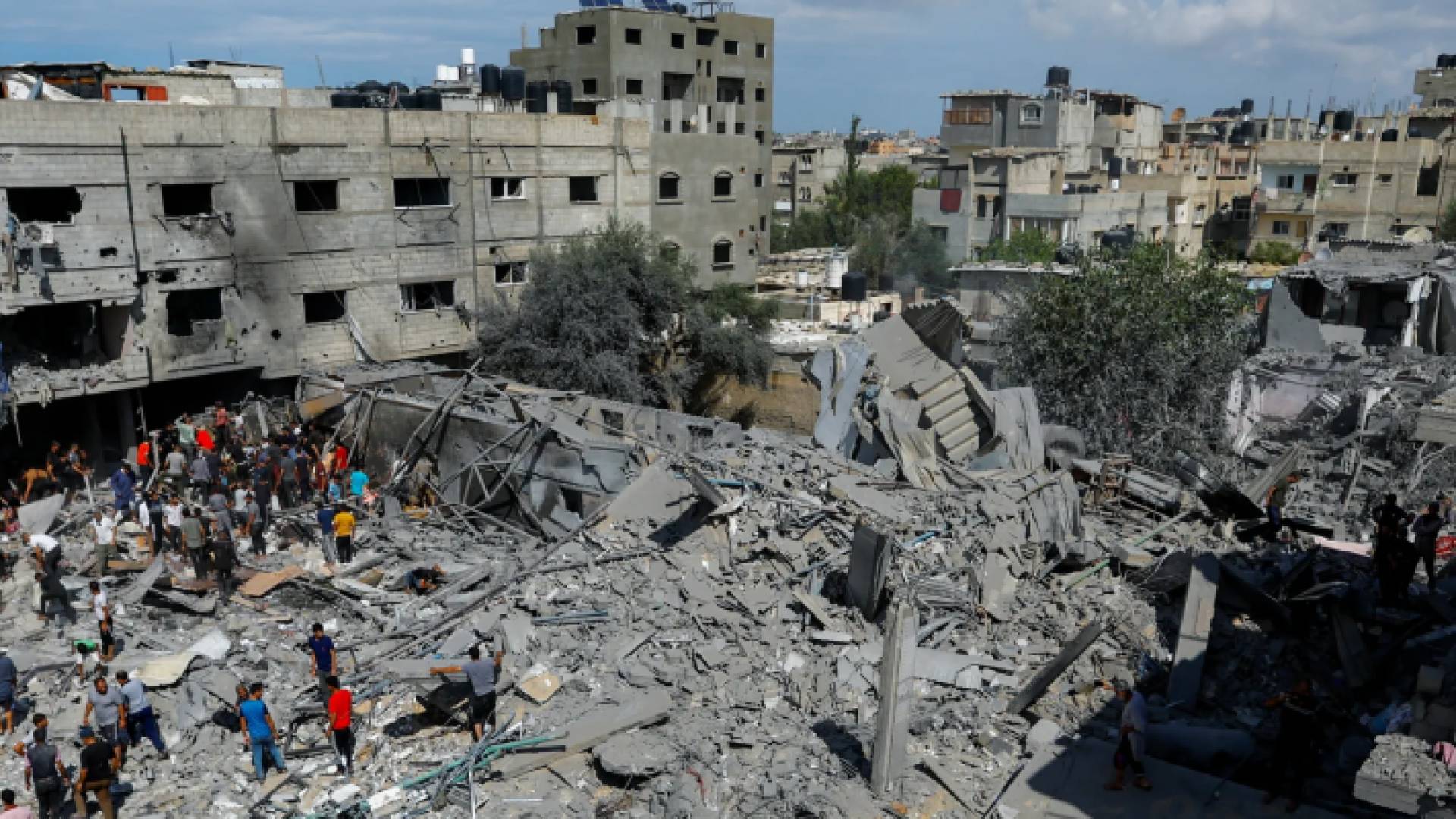 آثار القصف العنيف على قطاع غزة