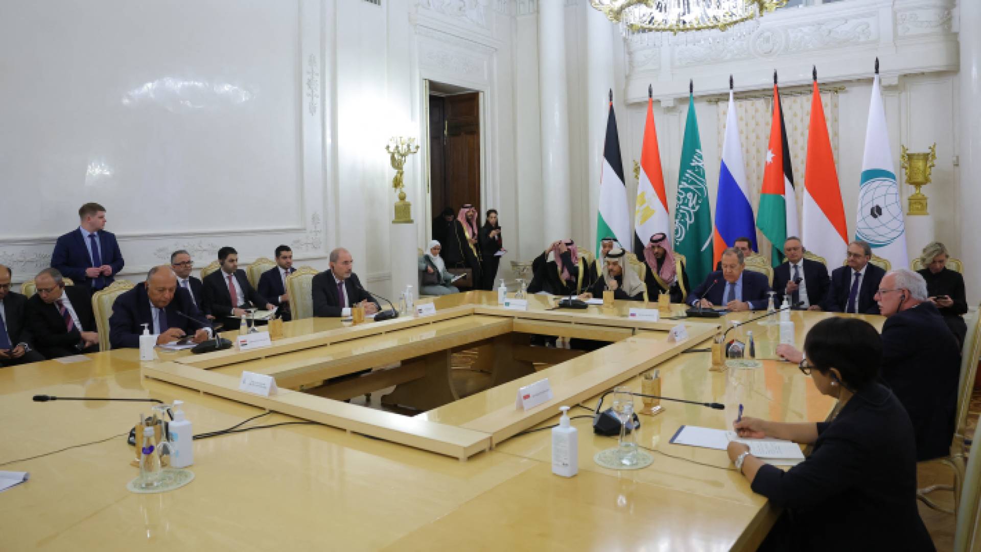 من اجتماع وزير الخارجية الروسية سيرغي لافروف مع أعضاء اللجنة الوزارية المنبثقة عن قمة الرياض لمناقشة الأوضاع في غزة