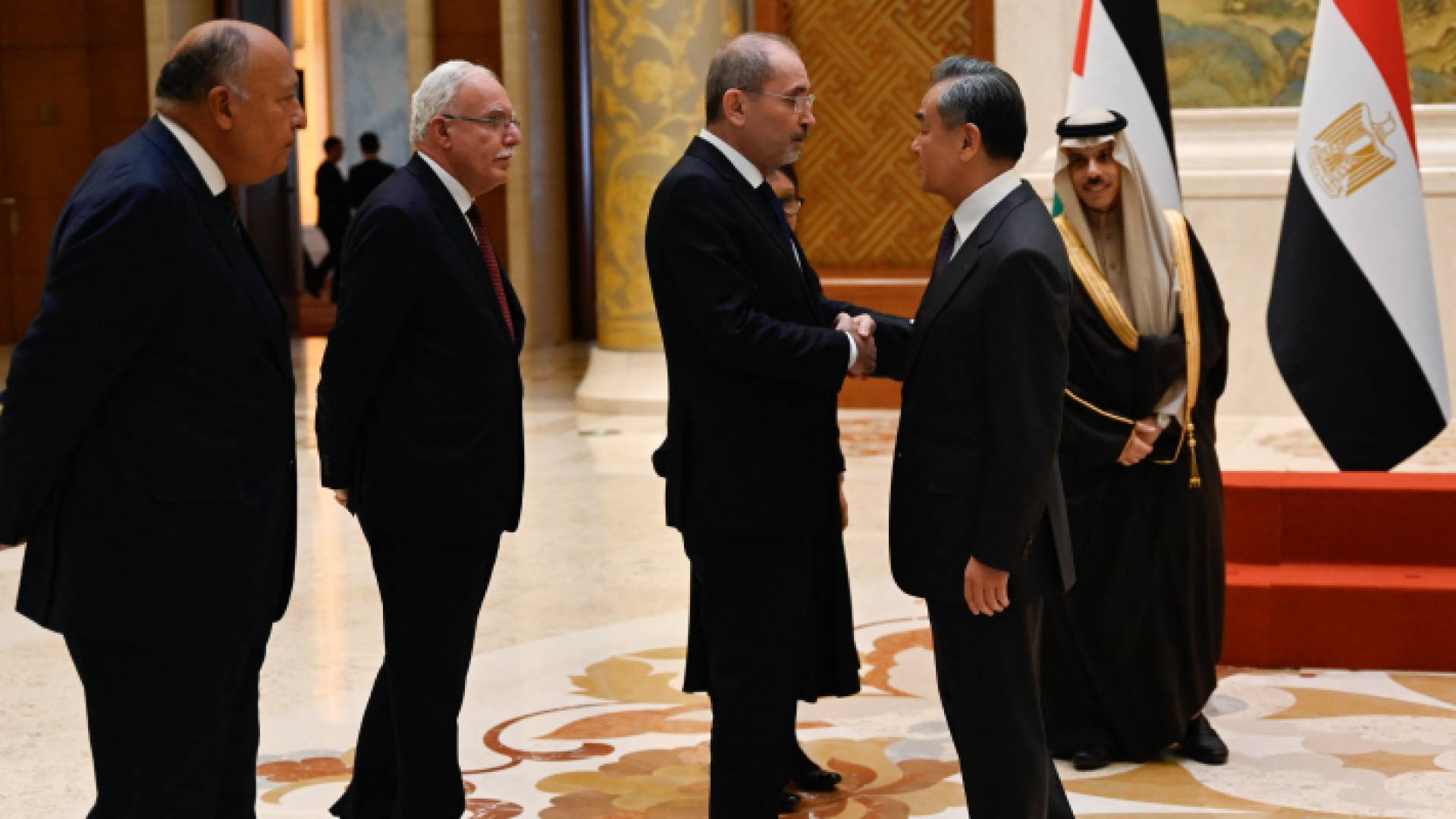 جانب من اجتماع وزراء خارجية عرب ومسلمين في دار ضيافة دياويوتاي في بكين يوم أمس