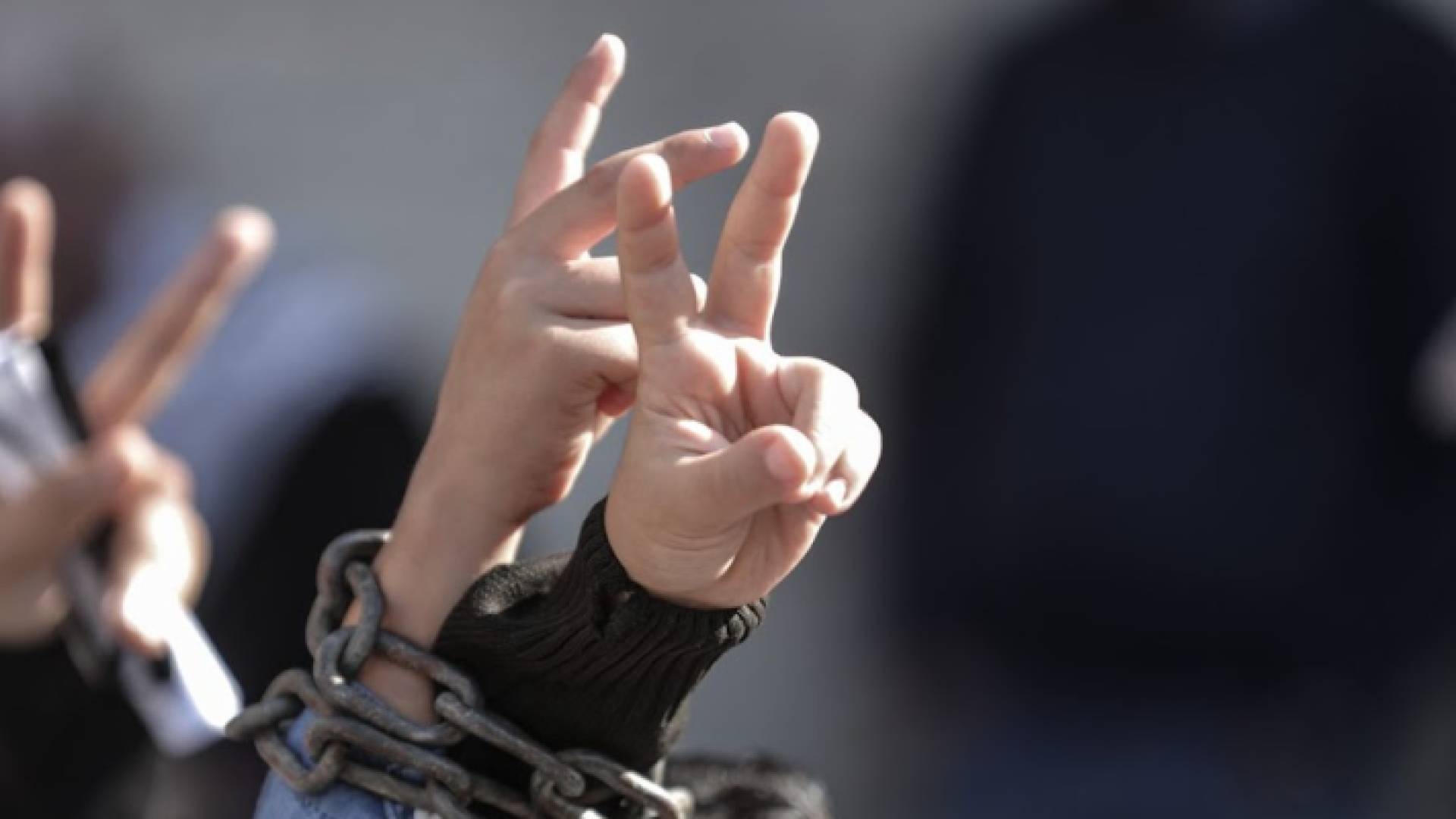 أسرى فلسطينيون يرفعون إشارة النصر في أحد سجون الاحتلال