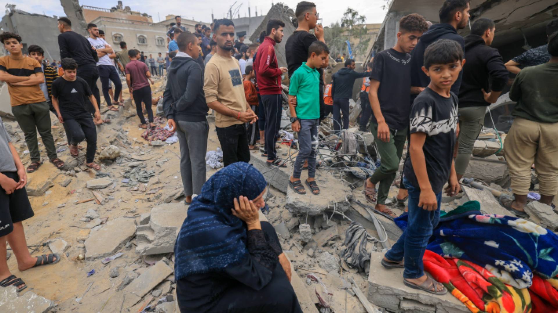 فلسطينيون فوق الركام يبحثون عمن تحته