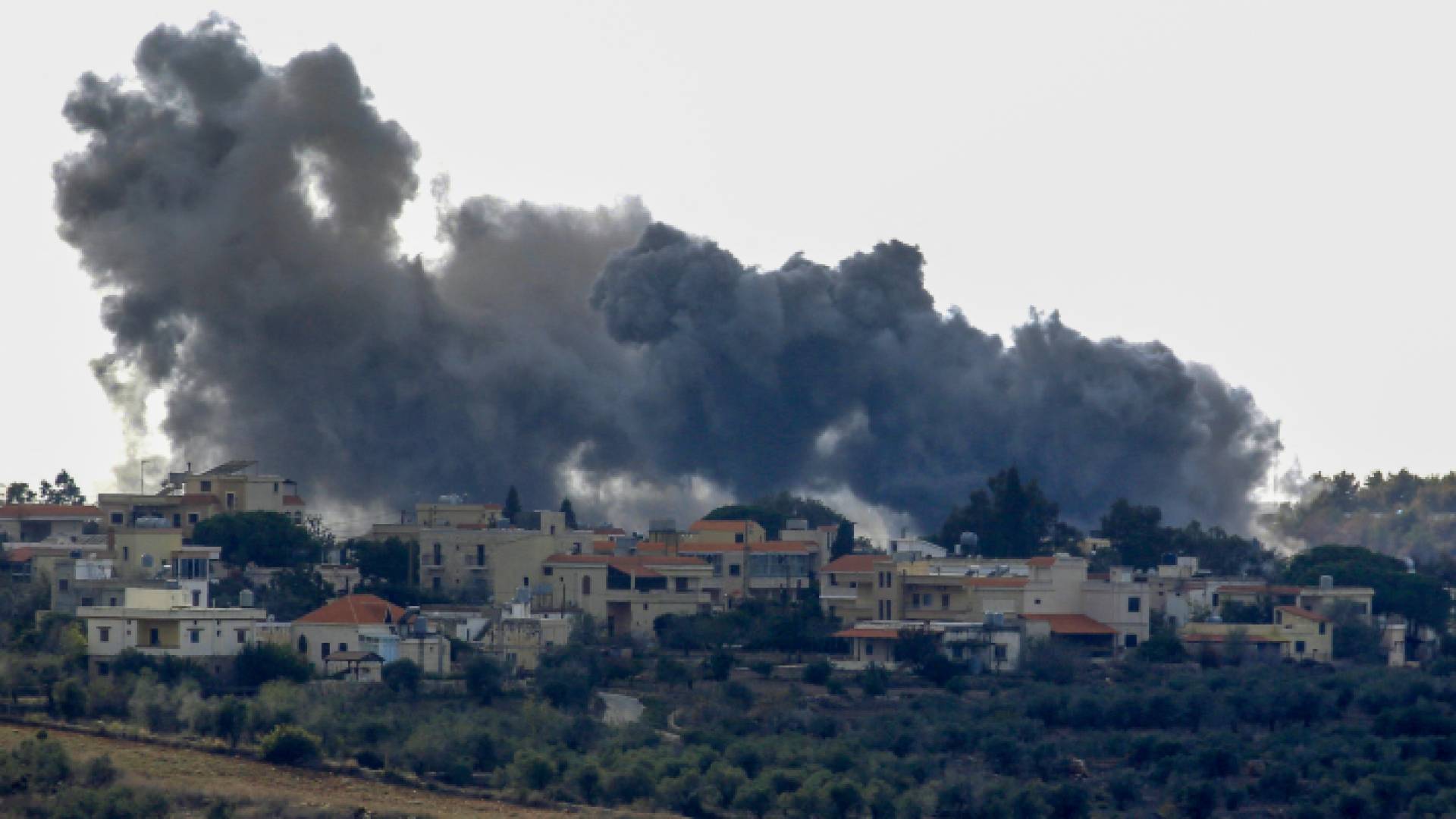 دخان يتصاعد بعد غارة جوية للاحتلال على مشارف قرية علما الشعب اللبنانية