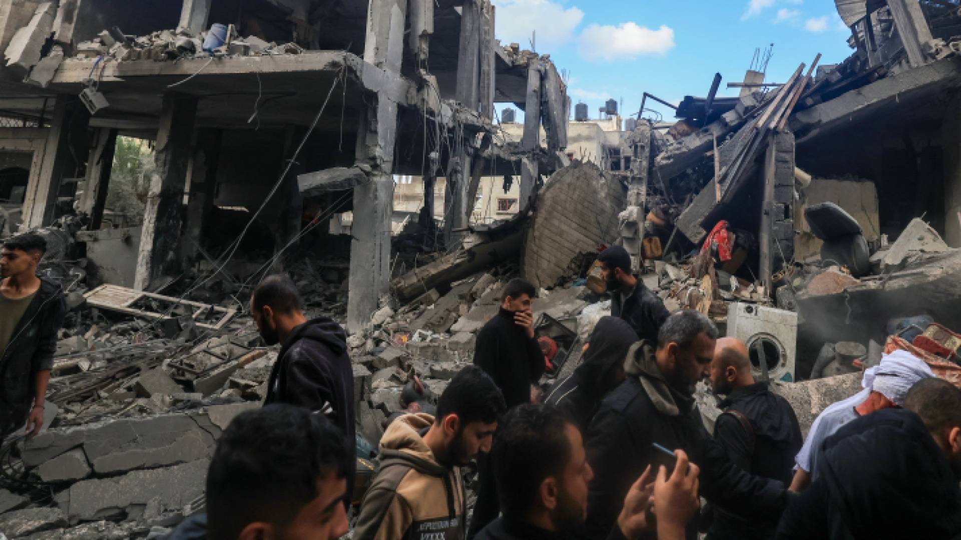 فلسطينيون بعد قصف الاحتلال الإسرائيلي لمنازلهم في قطاع غزة