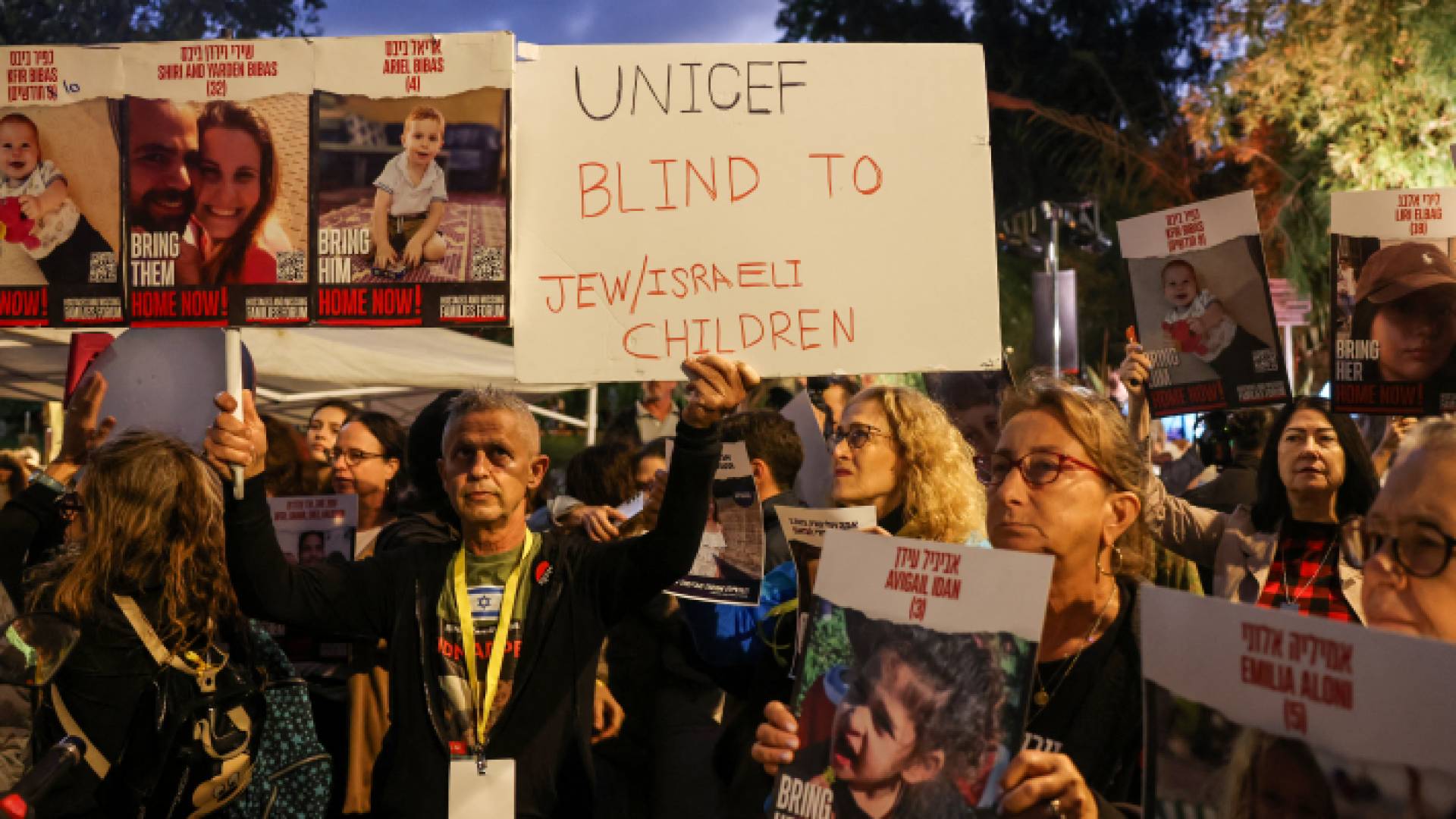 عائلات المحتجزين لدى حماس أثناء اعتصامهم - أرشيفية