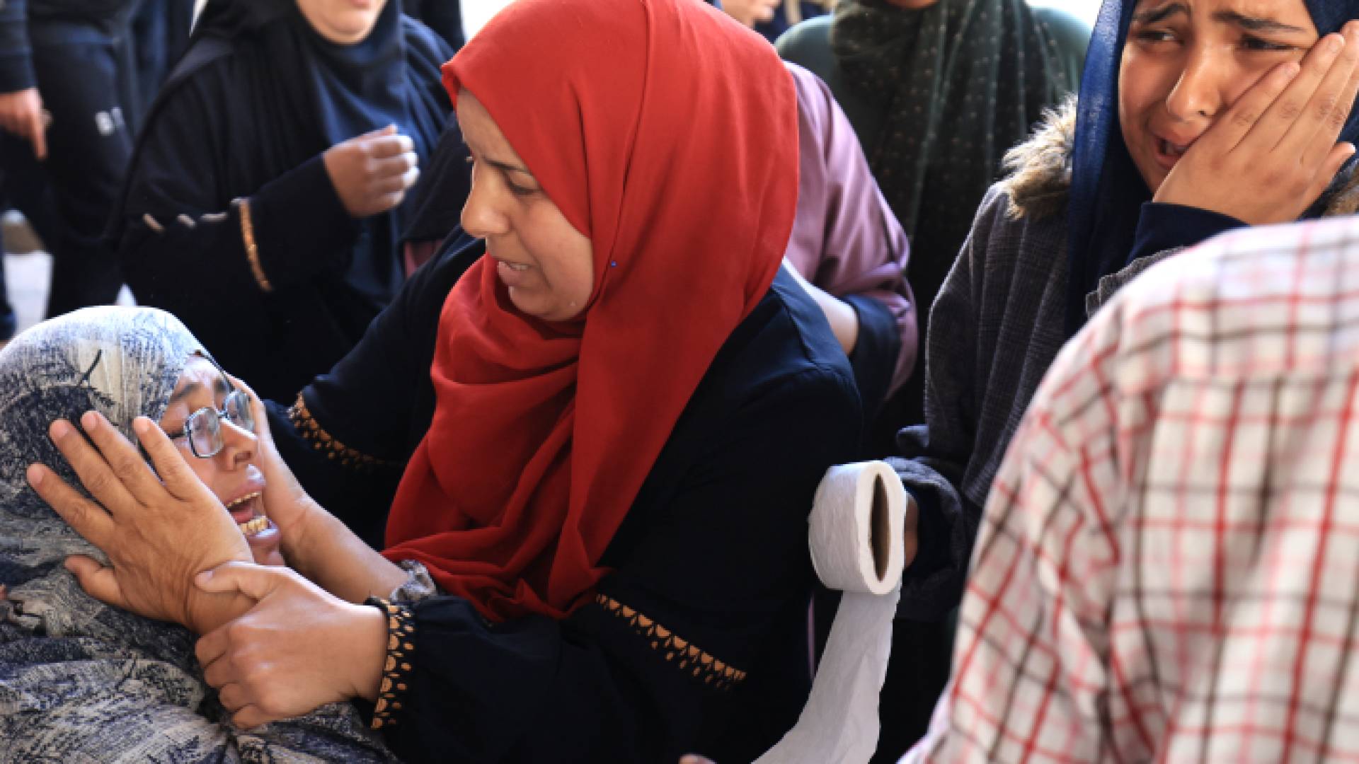 فلسطينيات يبكين إثر استهداف الاحتلال الإسرائيلي منزلهن في قطاع غزة