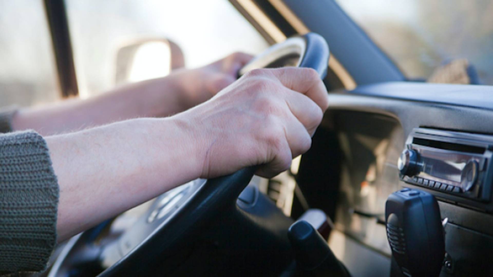 شخص يقود مركبة