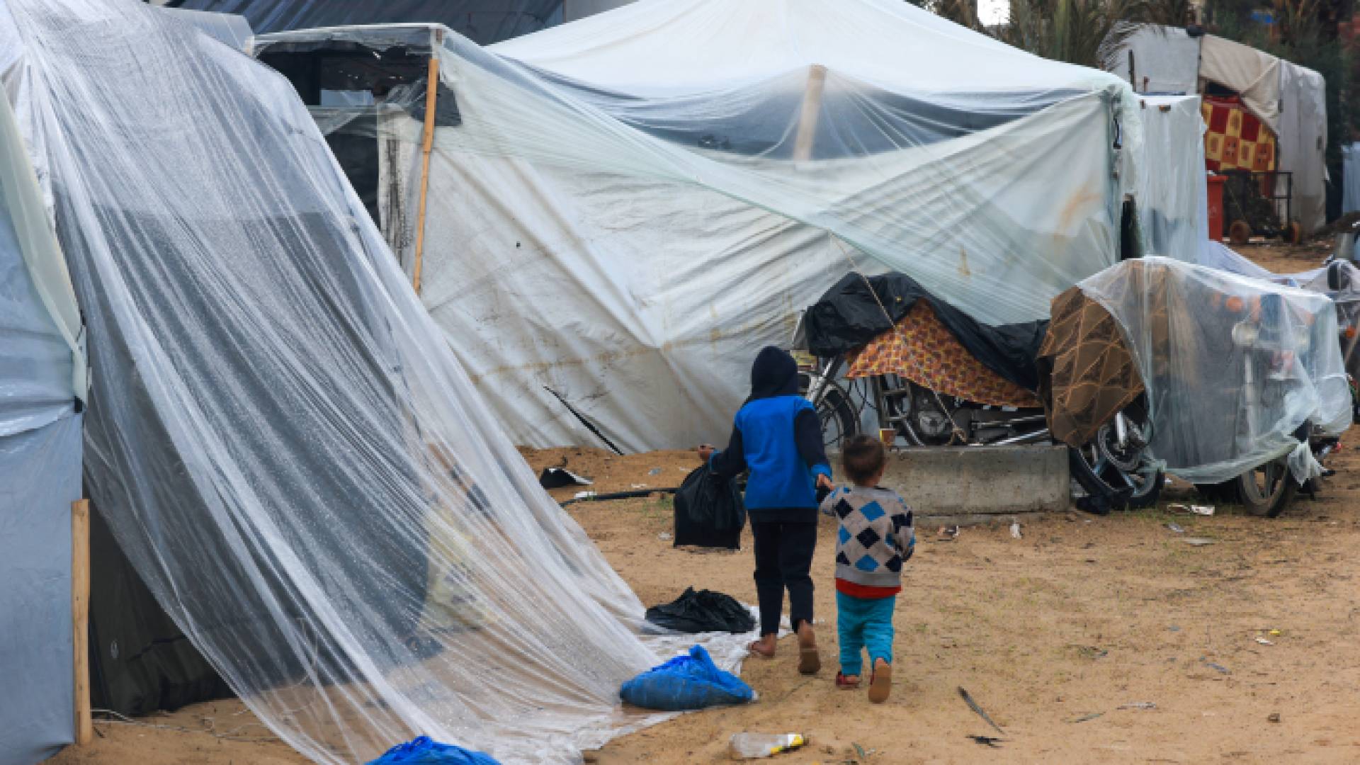 طفلان فلسطينيان في أحد مخيمات قطاع غزة