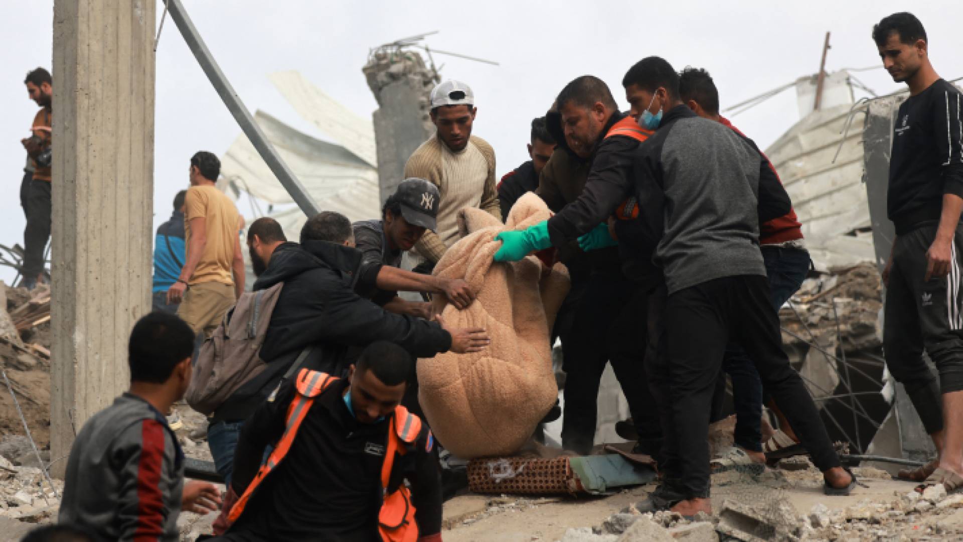 مسعفون يبحثون عن ناجين وشهداء تحت منزل تعرض للقصف في قطاع غزة