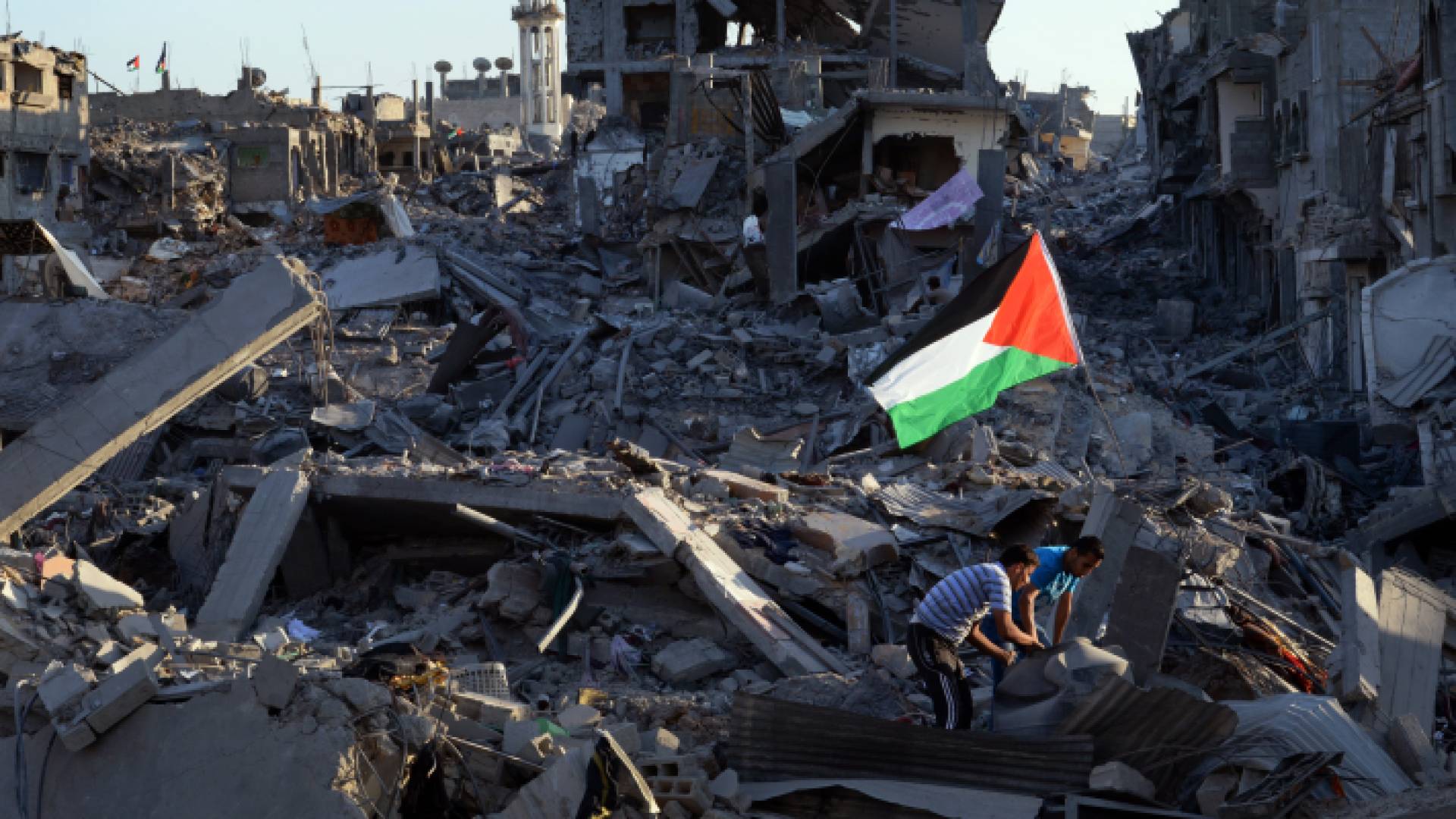 علم فلسطين فوق الركام