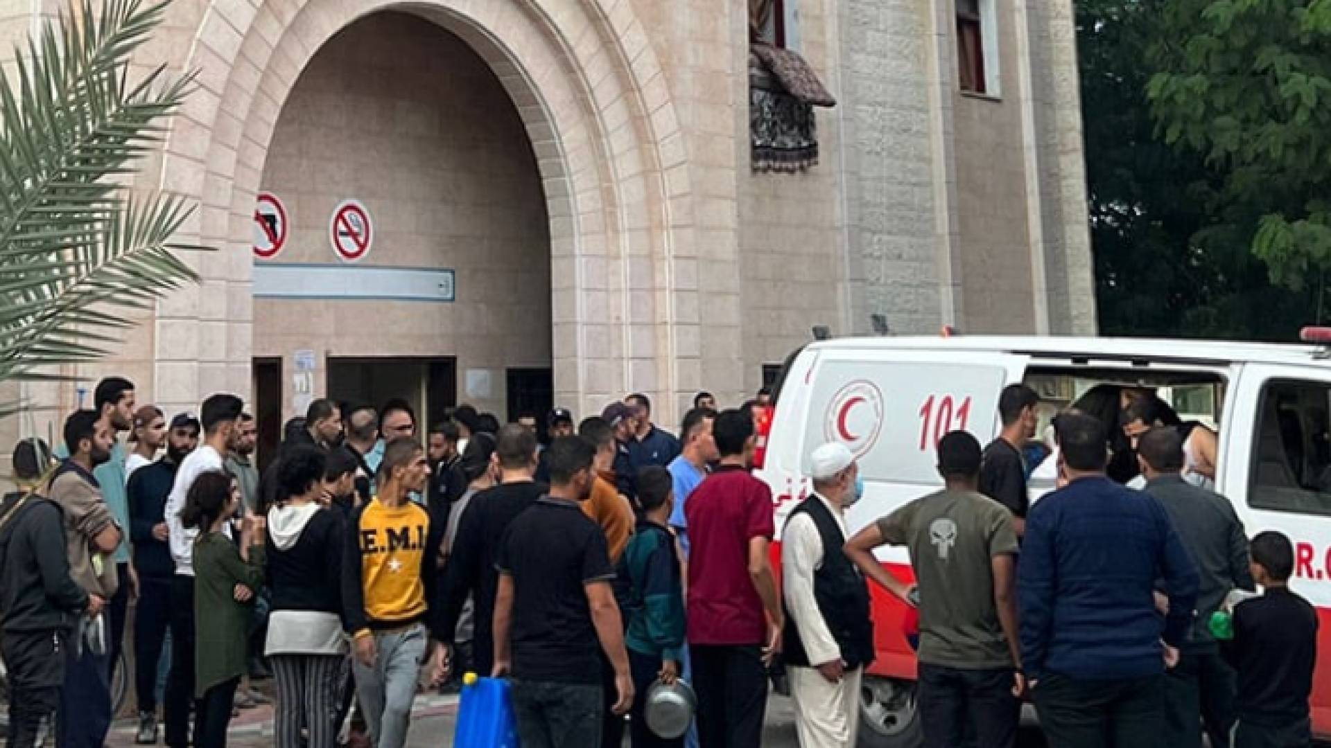 فلسطينيون أمام المستشفى الإندونيسي