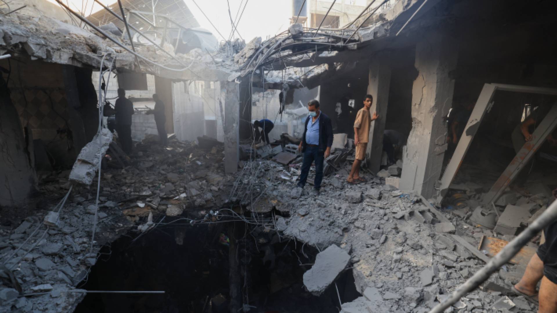 فلسطينيون يحملون مصابا تم إنقاذه من تحت الأنقاض بعد قصف الاحتلال في خان يونس