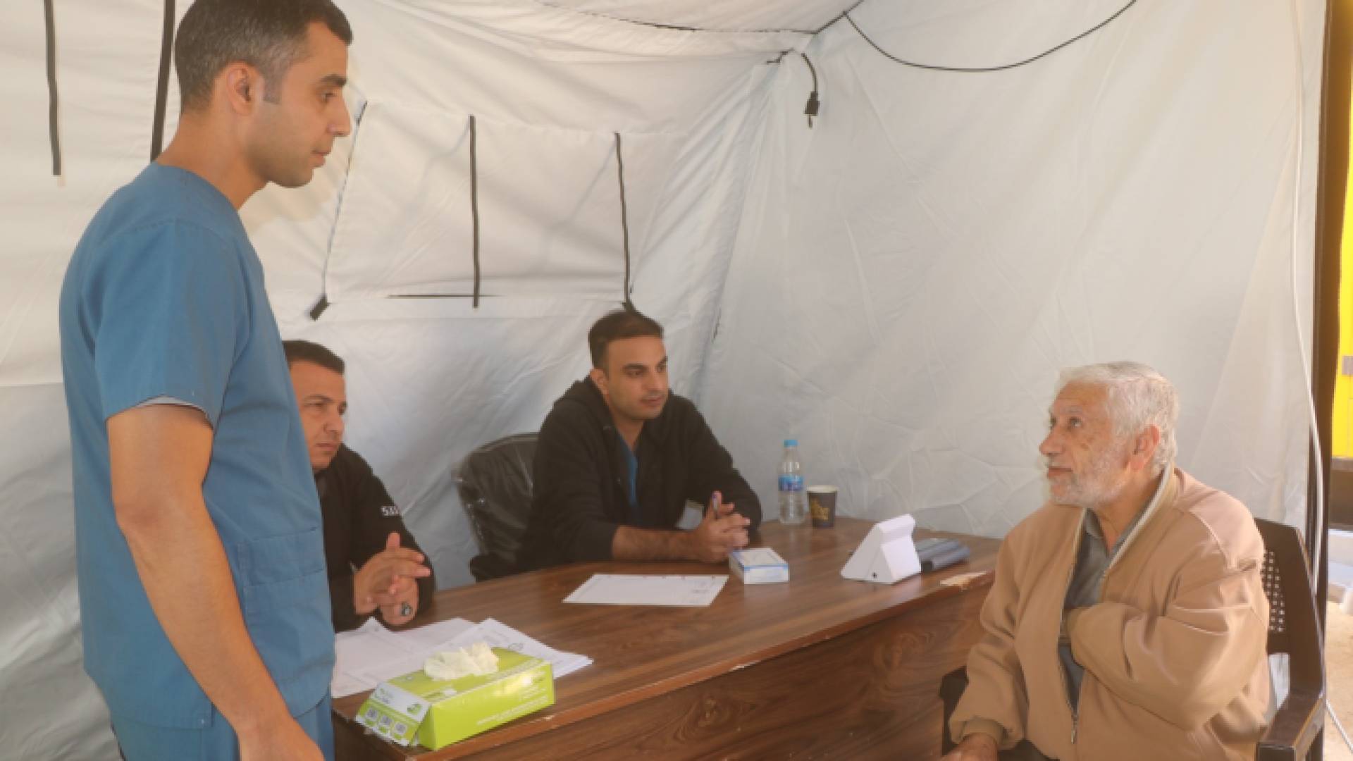 الصورة خلال استقبال أحد المرضى