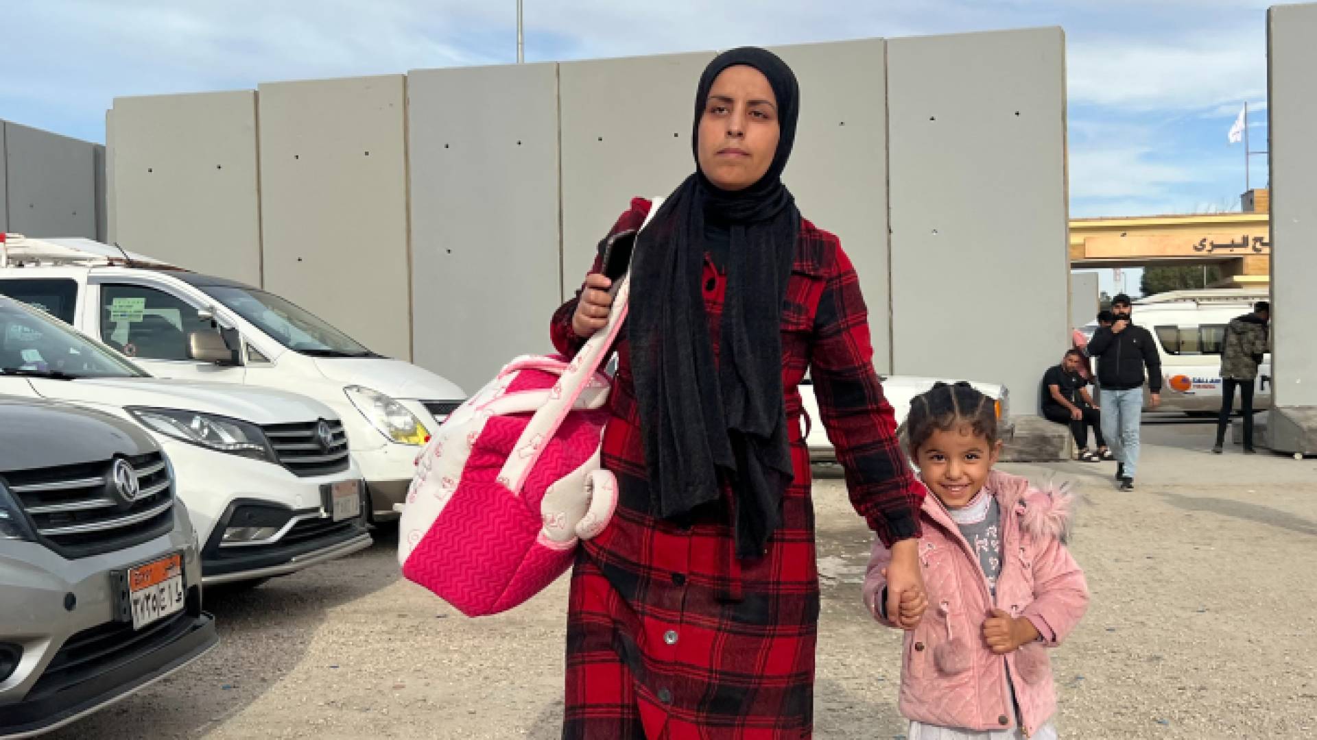 فلسطينية وطفلتها غادروا غزة إلى مصر عبر معبر رفح