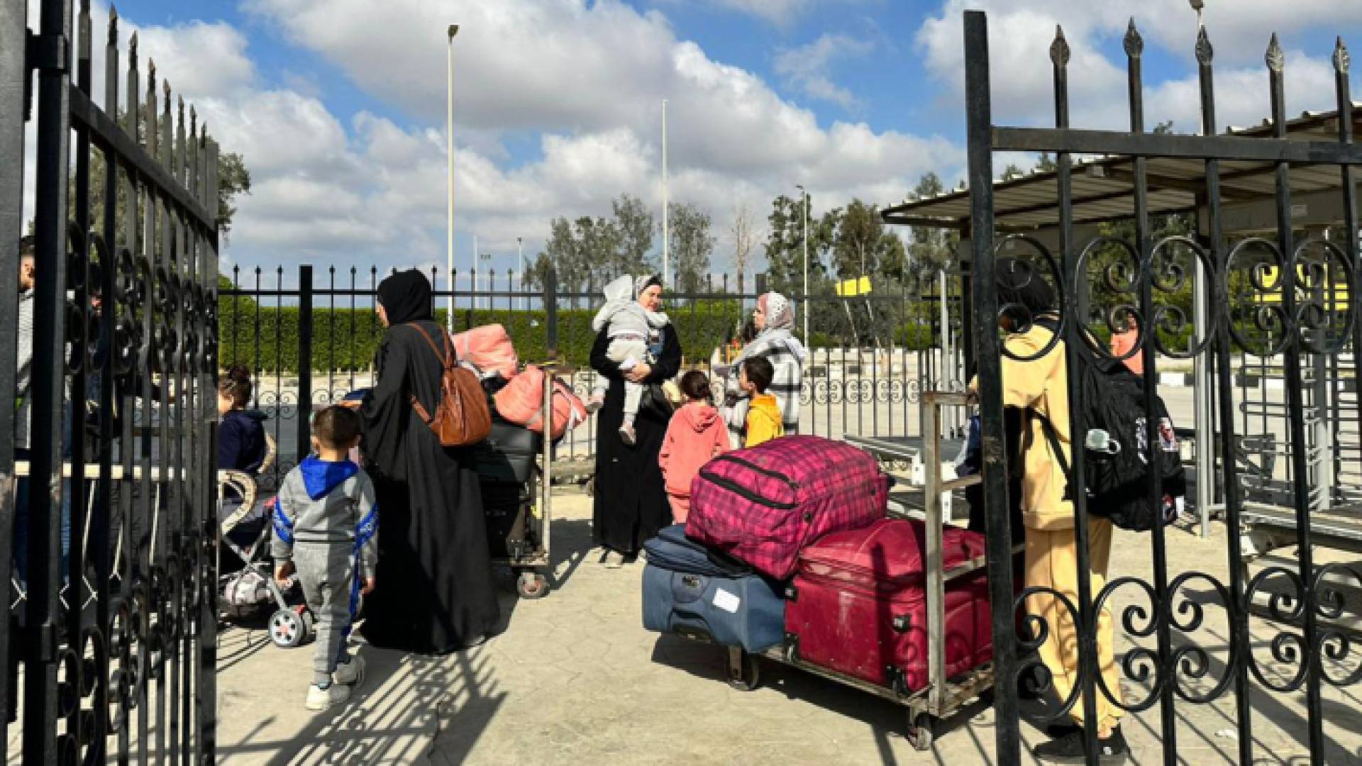 فلسطينيون أثناء مغادرتهم قطاع غزة