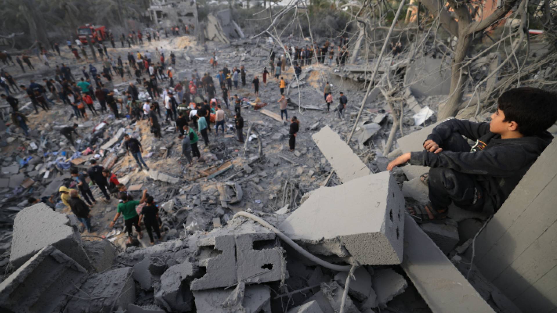 فلسطينيون عقب قصف الاحتلال الإسرائيلي لمنازلهم في قطاع غزة