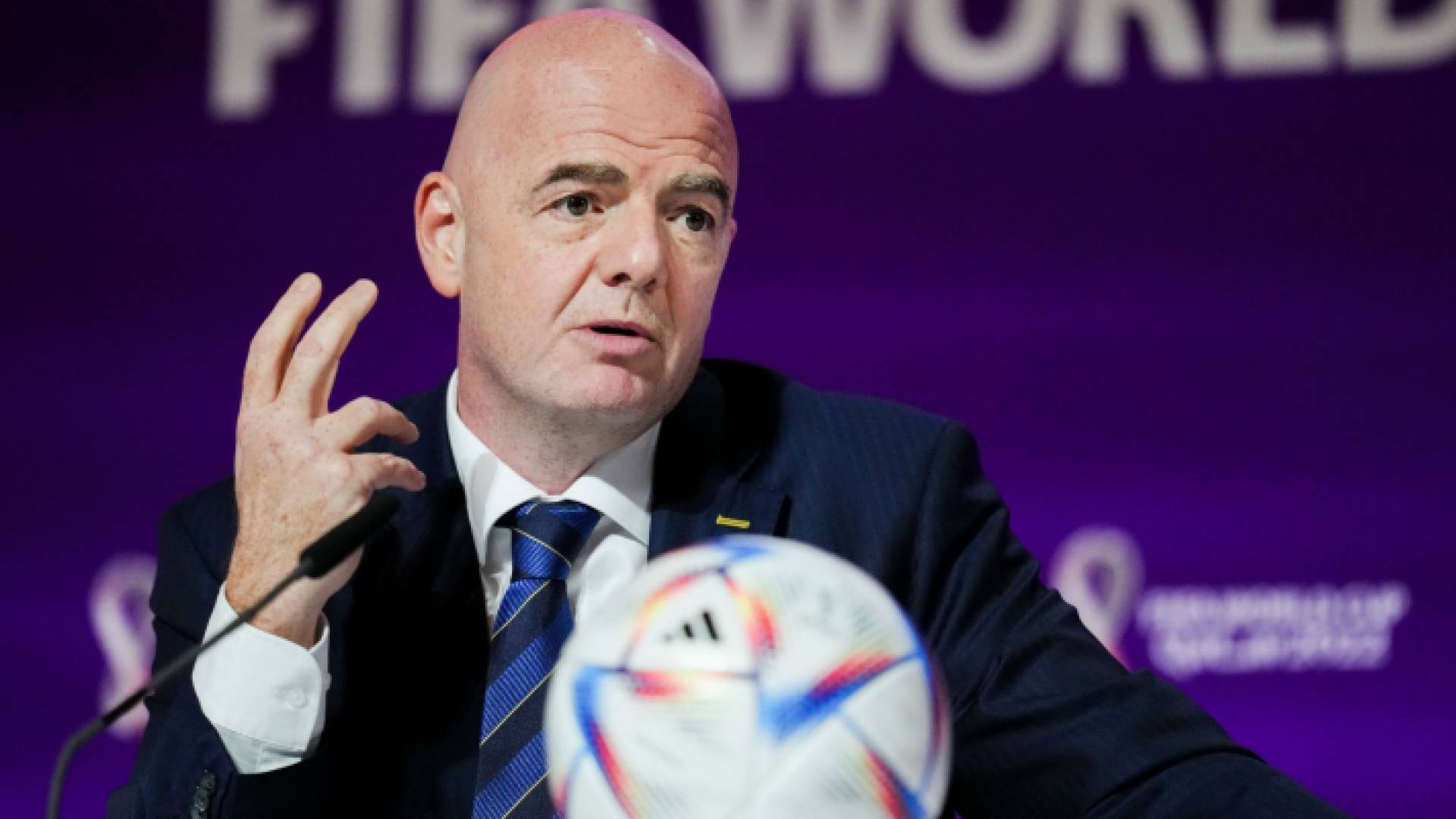 صورة سابقة لرئيس الاتحاد الدولي لكرة القدم