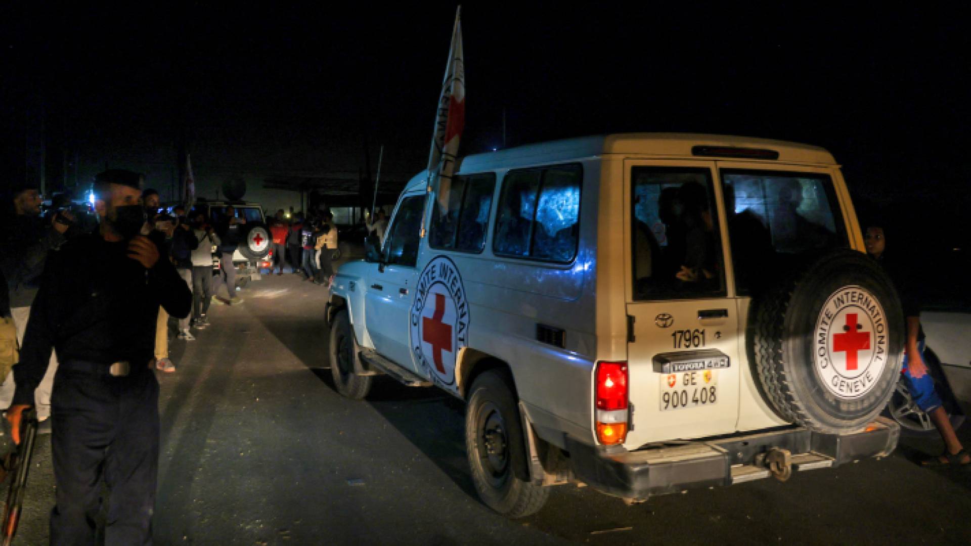 مركبة للصليب الأحمر على تحمل محتجزين بعد إطلاق سراحهم من غزة