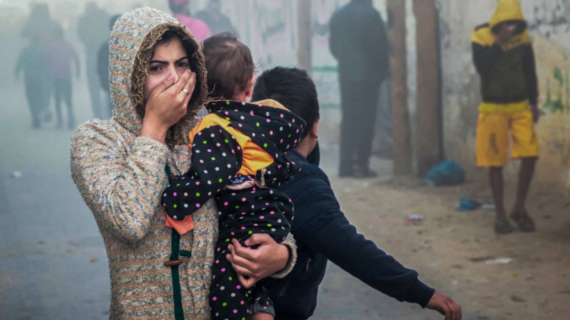 فلسطينية تعود لمنزلها في قطاع غزة