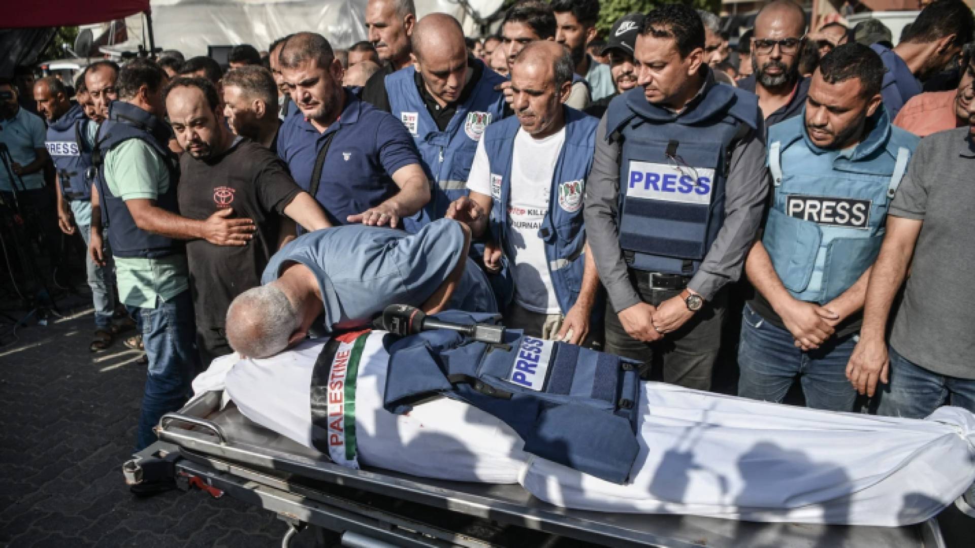 فلسطينيون يشيعون جثمان شهيد صحفي في قطاع غزة