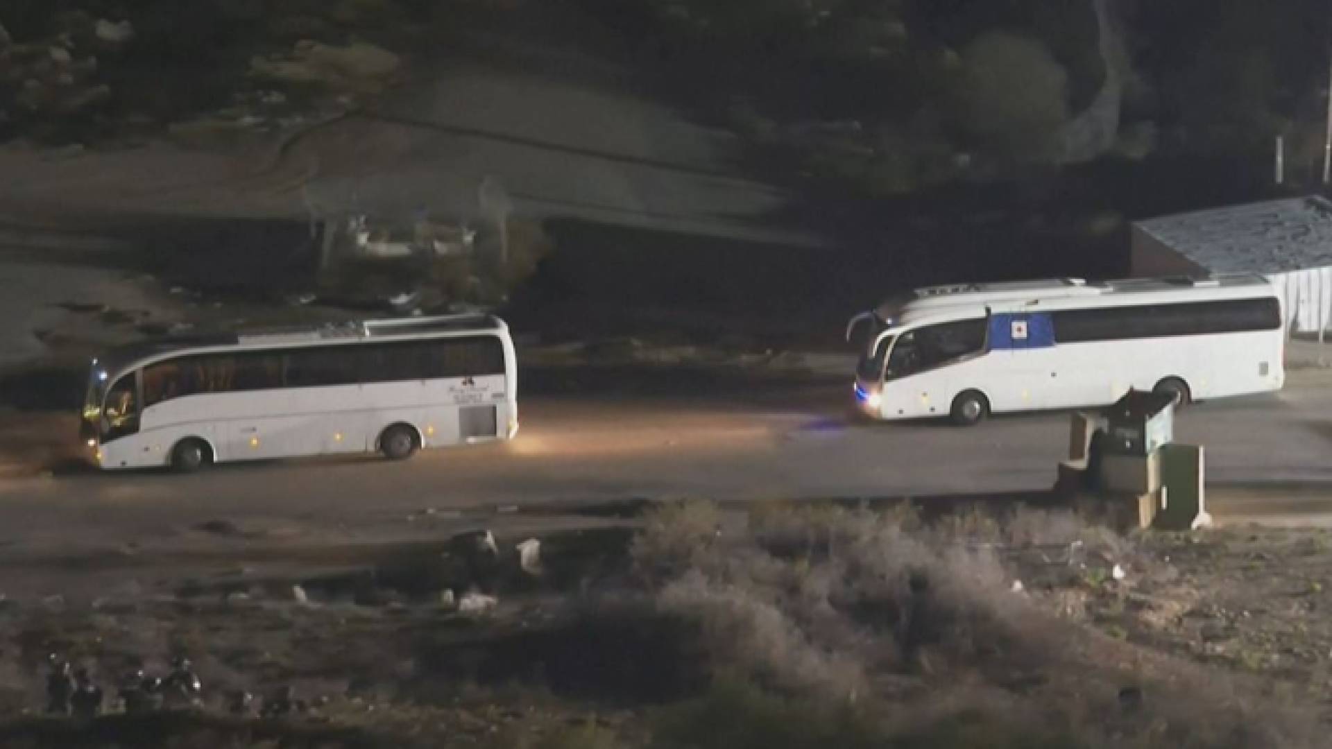 صورة الحافلات التي نقلت الأسرى المفرج عنهم من سجن عوفر