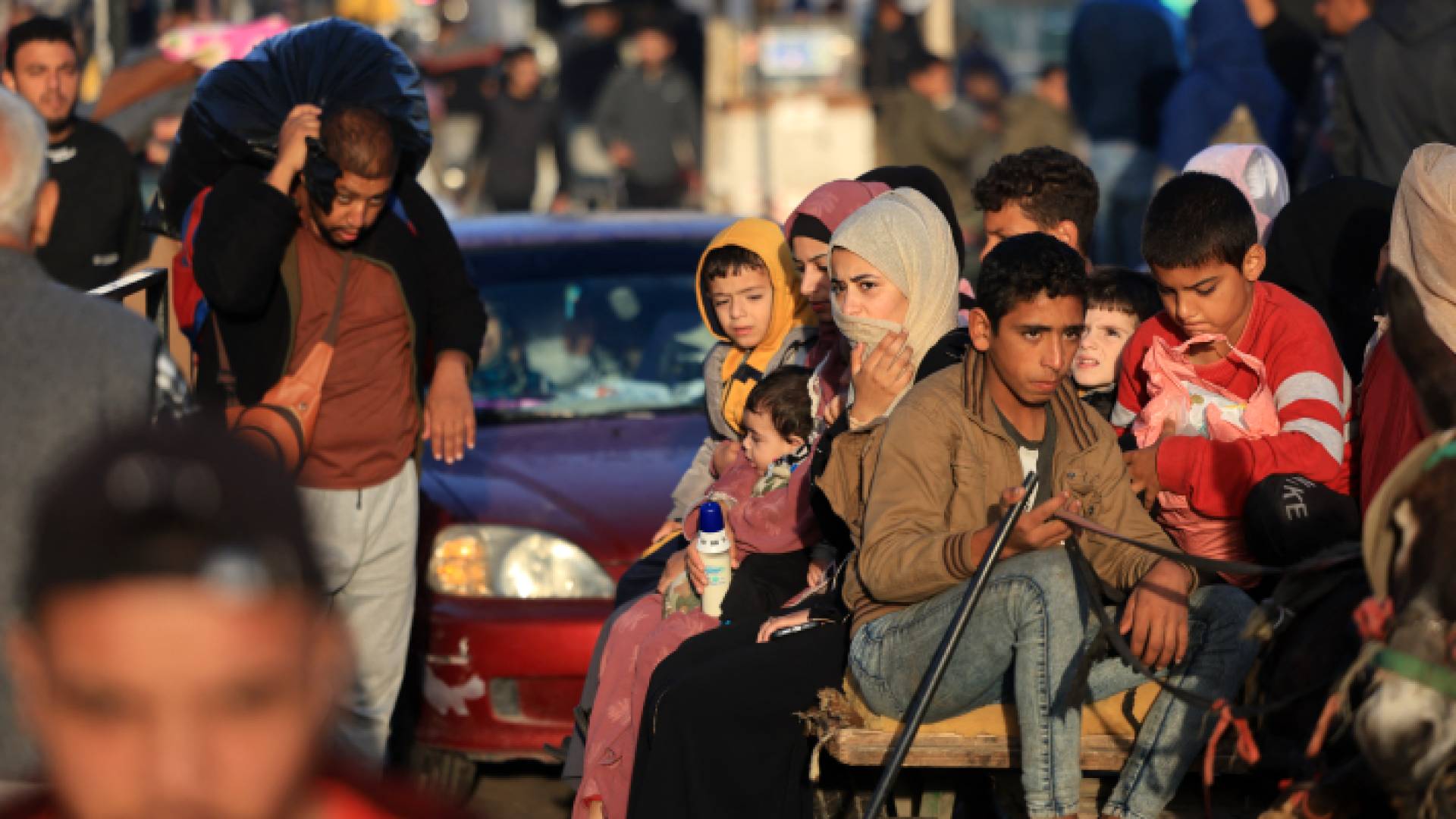 فلسطينيون يعودون إلى منازلهم من الملاجئ في قطاع غزة