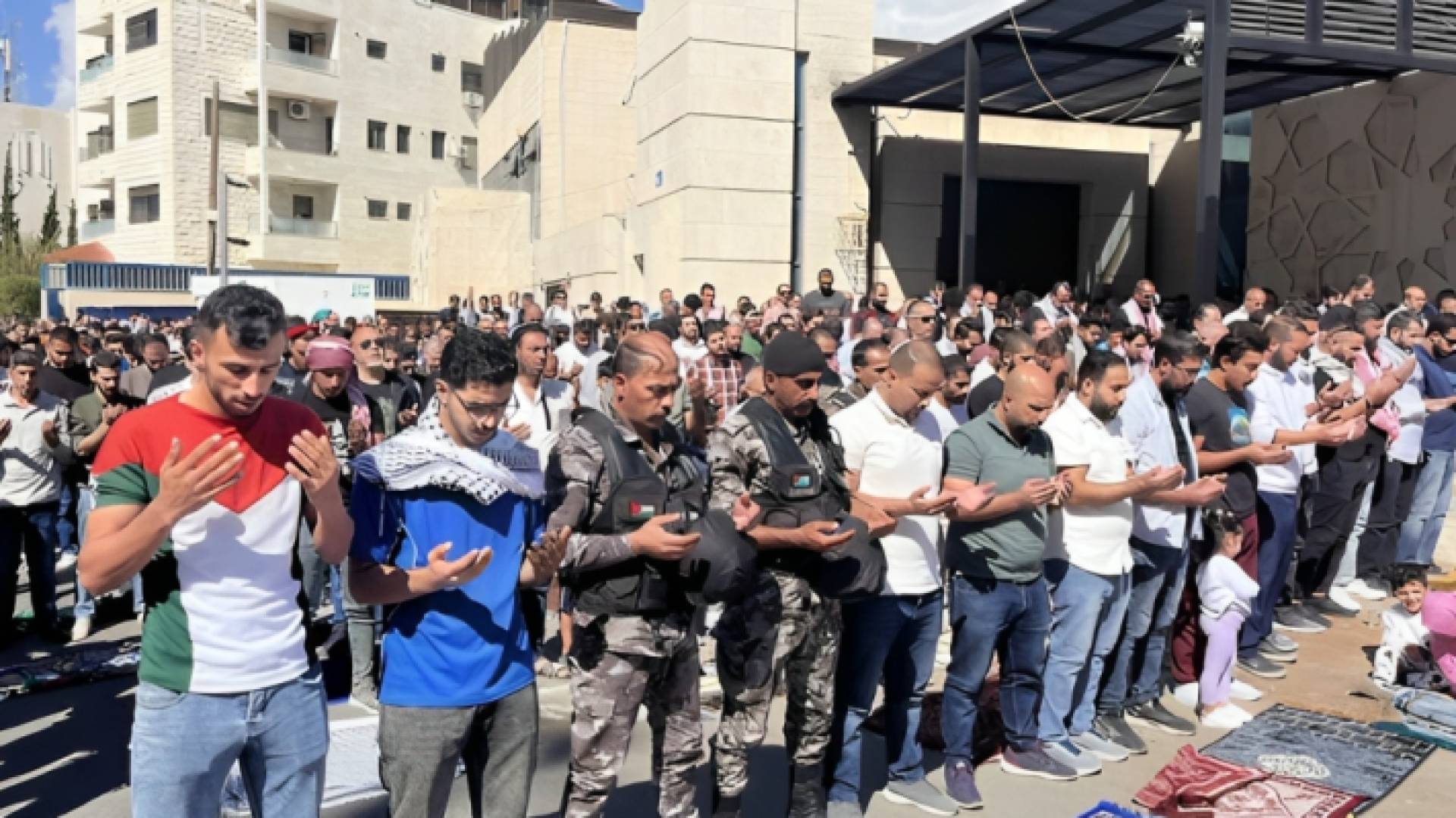 أردنيون يقيمون صلاة الغائب