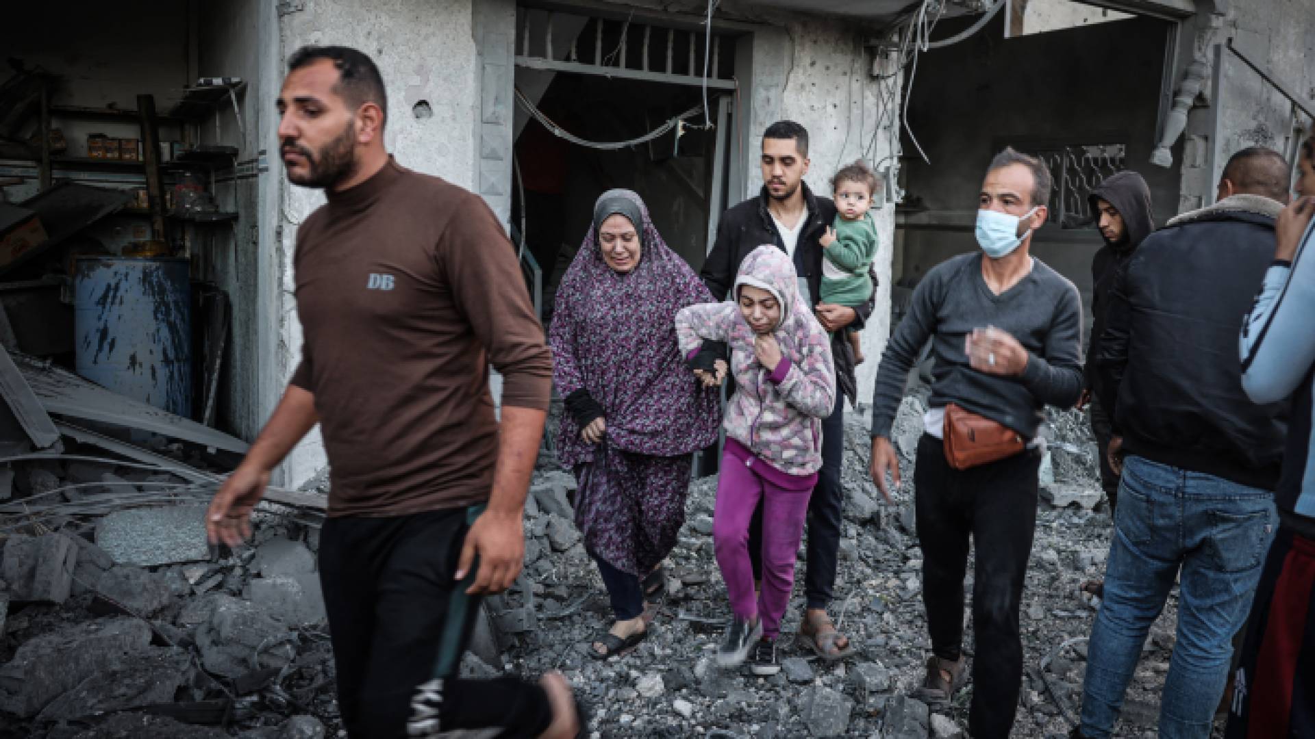 فلسطينيون في قطاع غزة يغادرون منزلهم الذي دمره الاحتلال