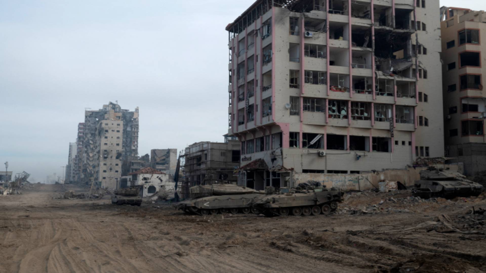 دبابات لقوات الاحتلال