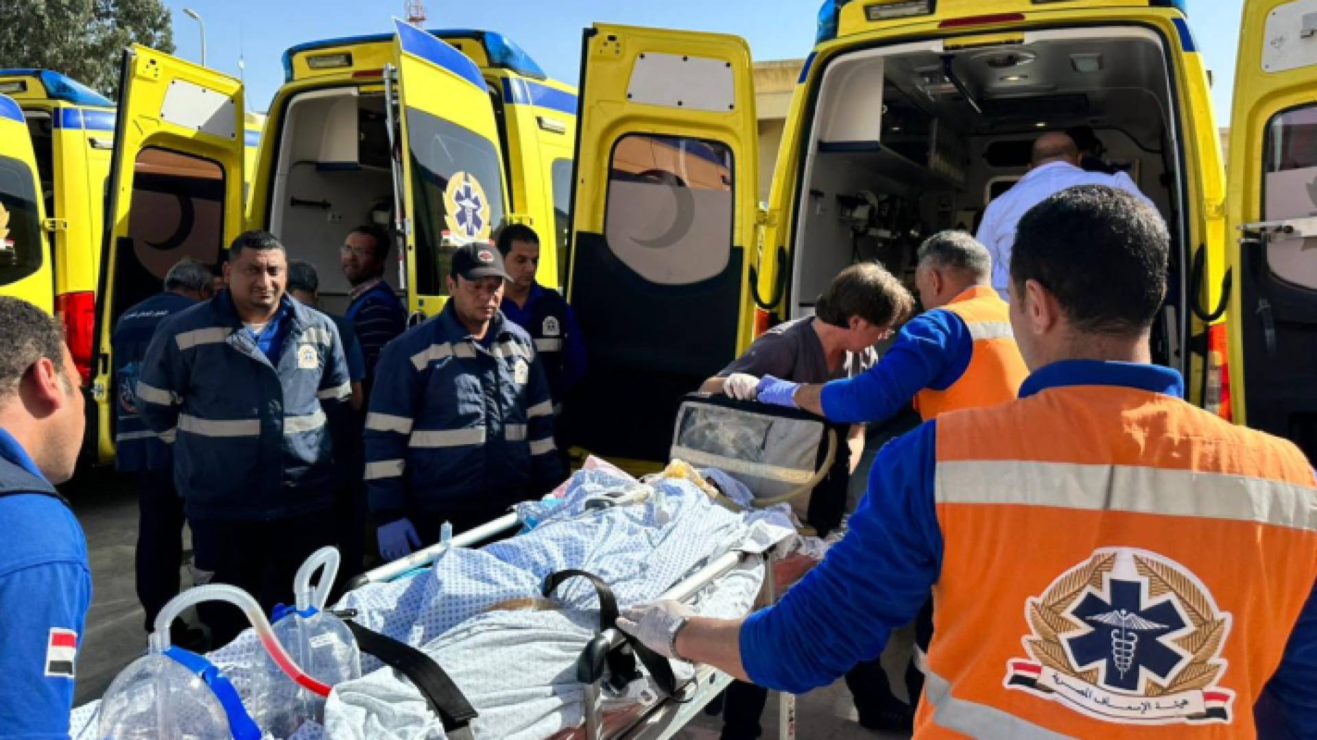 سيارات إسعاف تنقل جرحى فلسطينيين من غزة إلى مصر