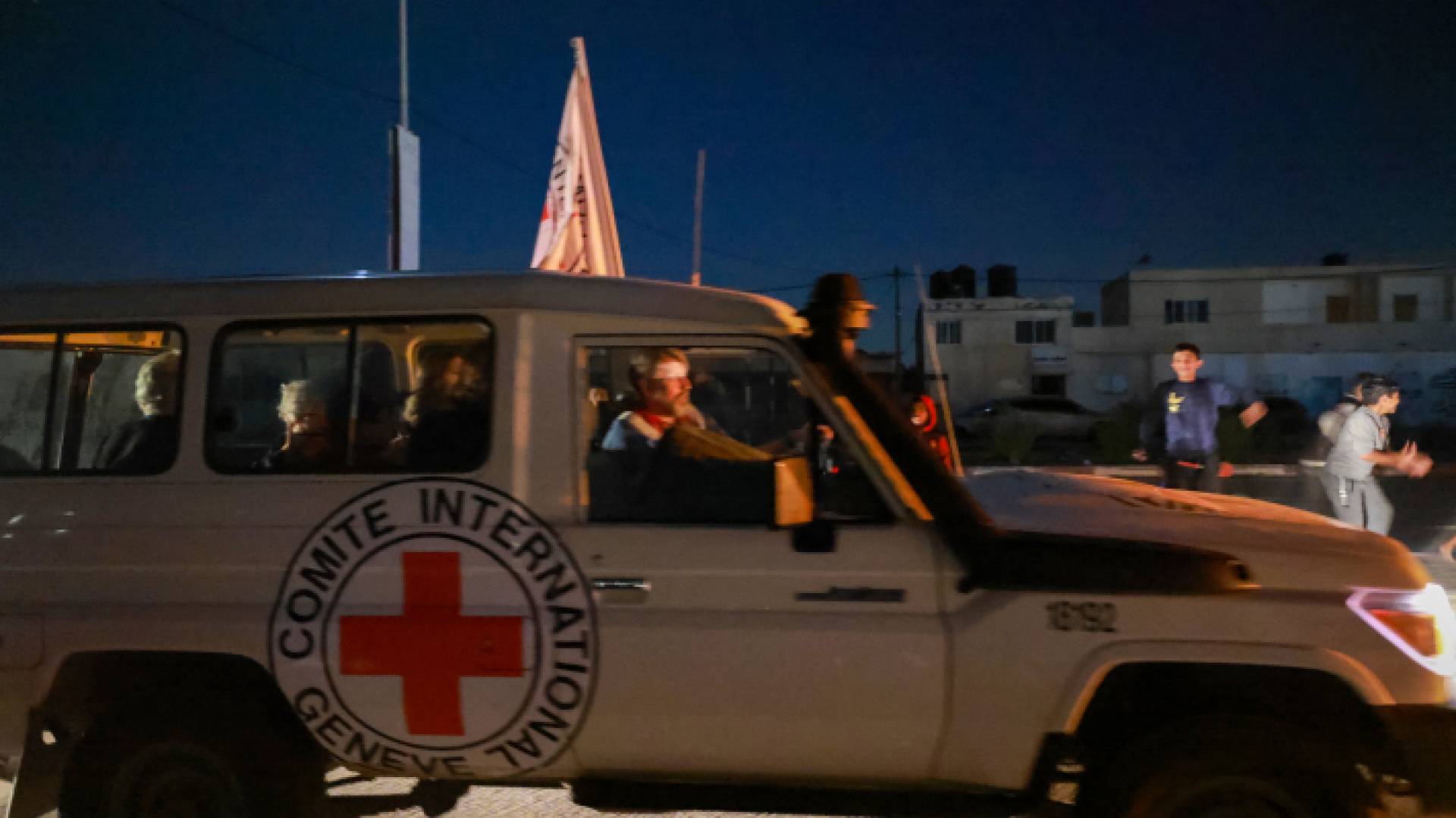 سيارات إسعاف تنقل المتجزين