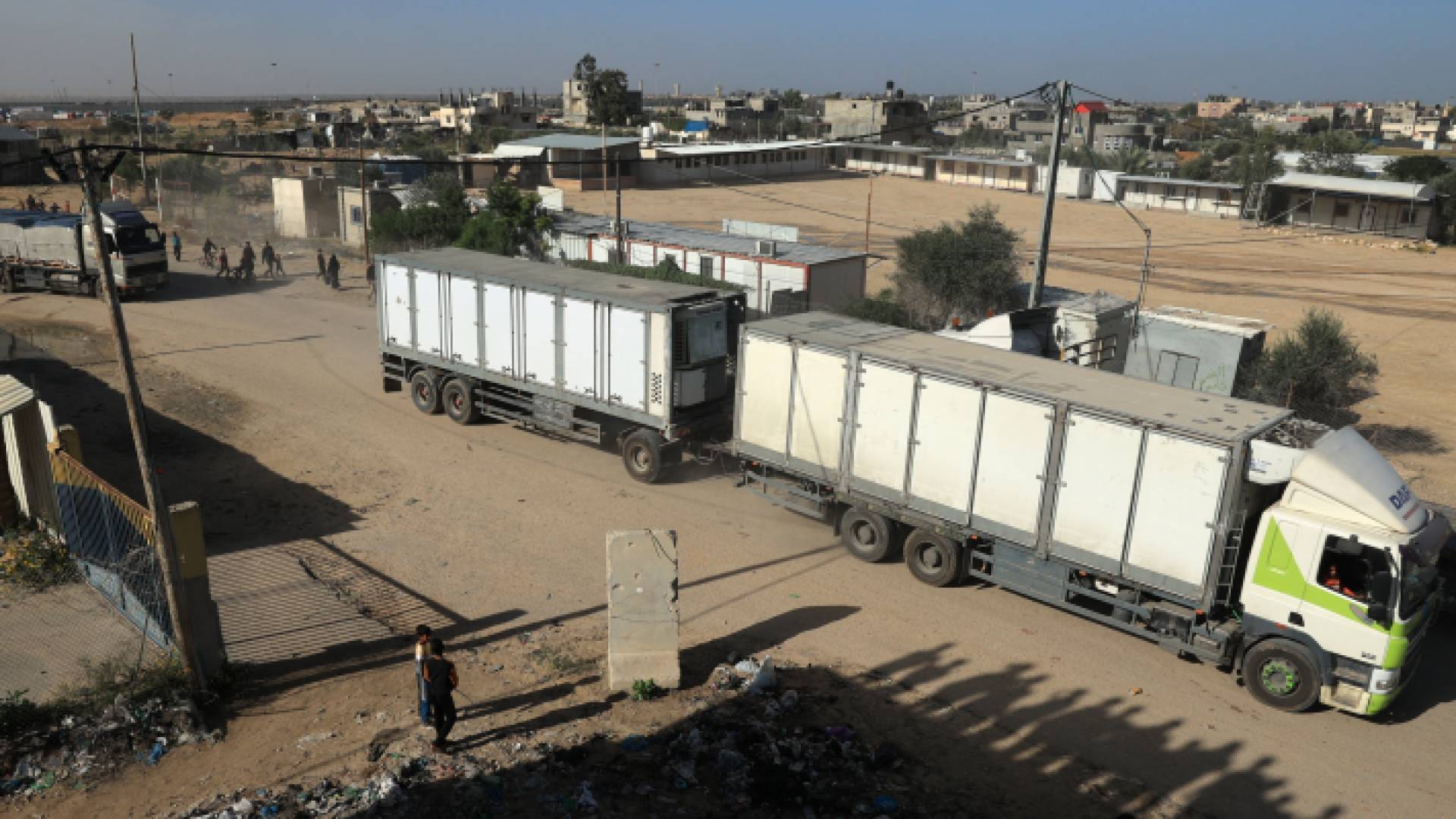 شاحنات محملة بالمساعدات إلى قطاع غزة